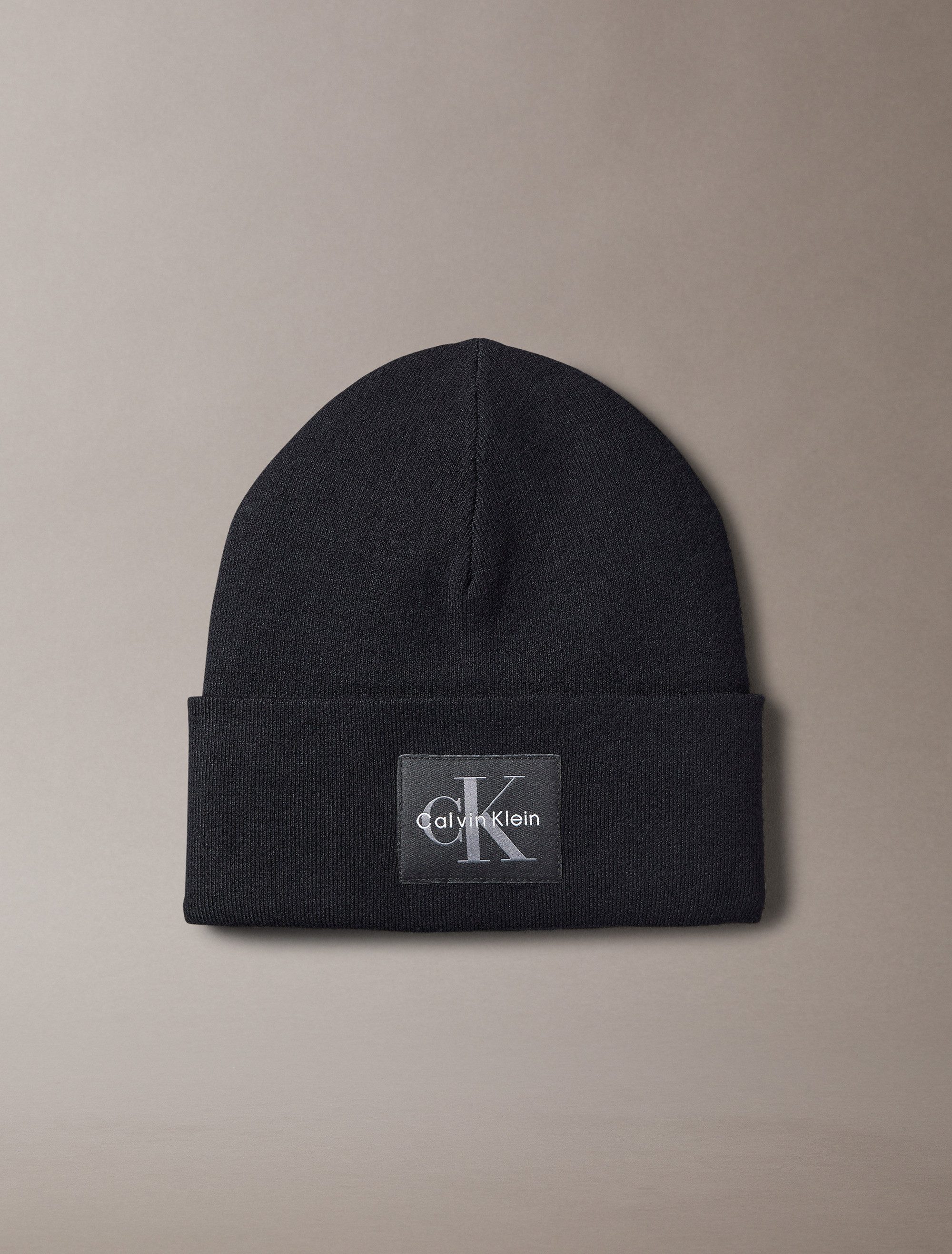 Calvin Klein Strickmütze MONOLOGO PATCH BEANIE Perfekt für den Alltag