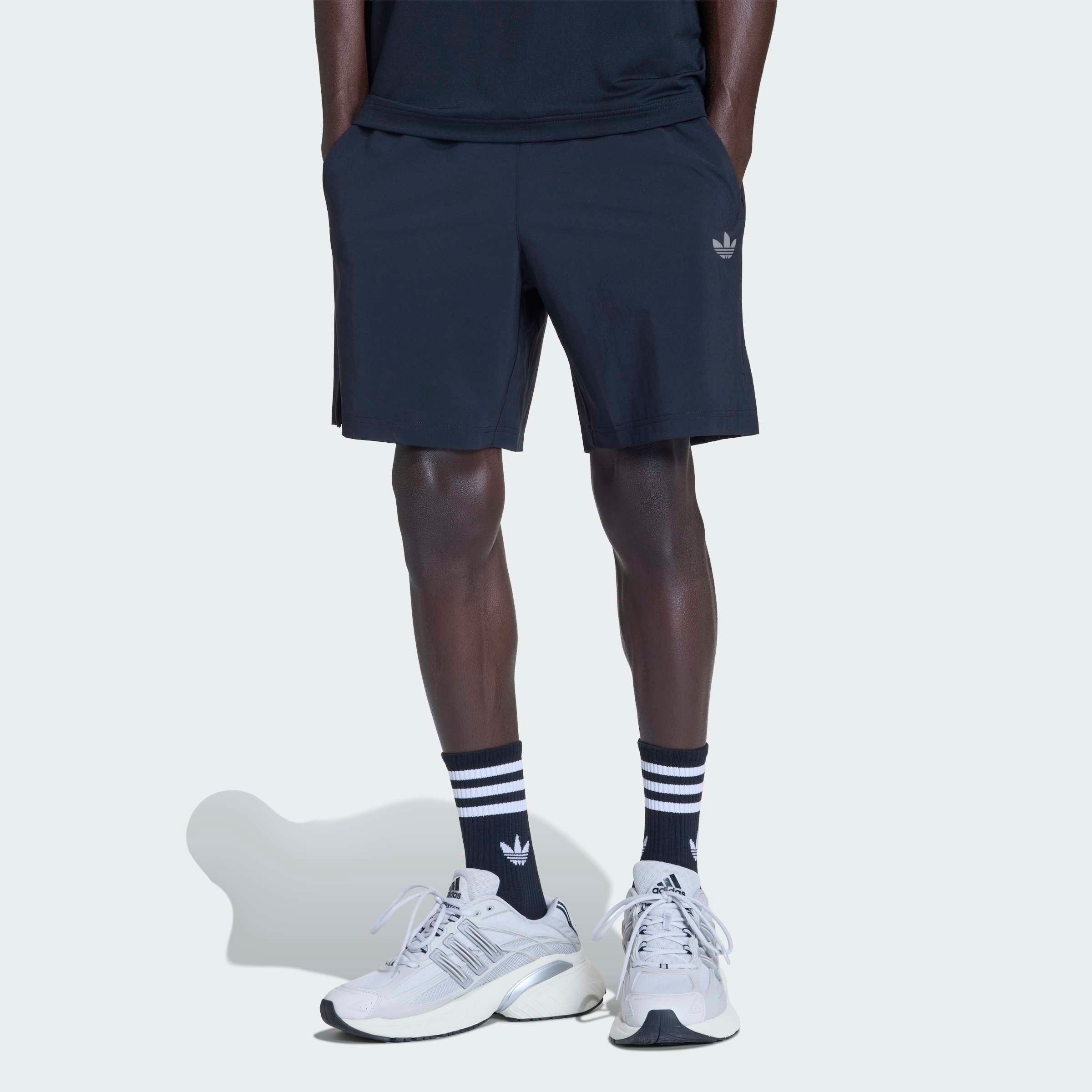 adidas Originals Shorts TECH TREFOIL ESSENTIALS POLYESTER (1-tlg) mit klarer Silhouette, atmungsaktives Material