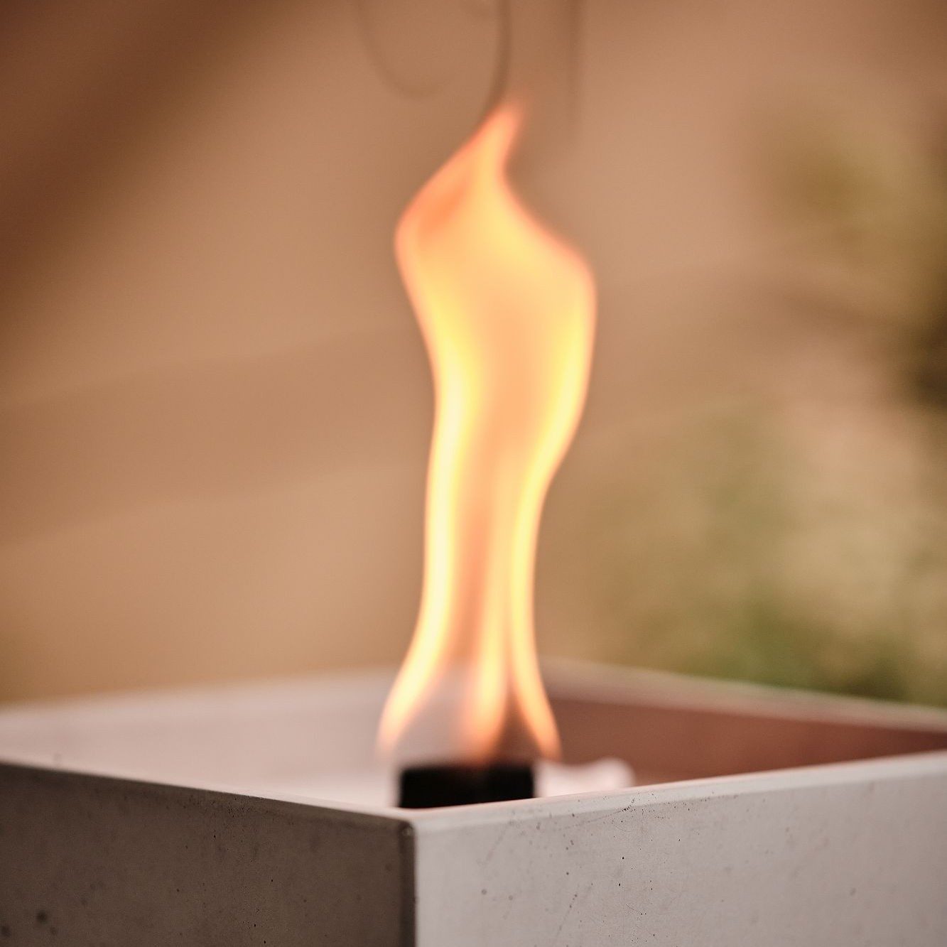 beske Outdoorkerze Betonfeuer® - Meru mit Dauerdocht, Wachsrecycling mit besonderem Ambiente und nachhaltigem Dauerdocht – Bild 4 von 5
