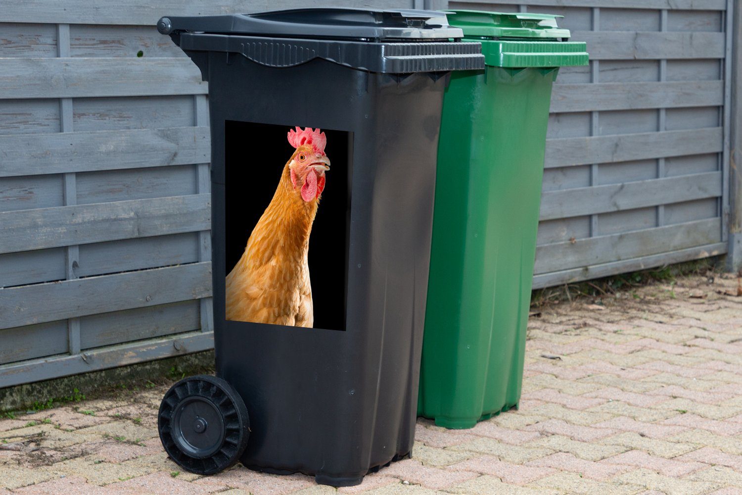 Kamera Sticker, Mülleimer-aufkleber, schwarzem (1 schaut Wandsticker St), Hintergrund MuchoWow Container, vor Abfalbehälter die Hahn in Mülltonne,