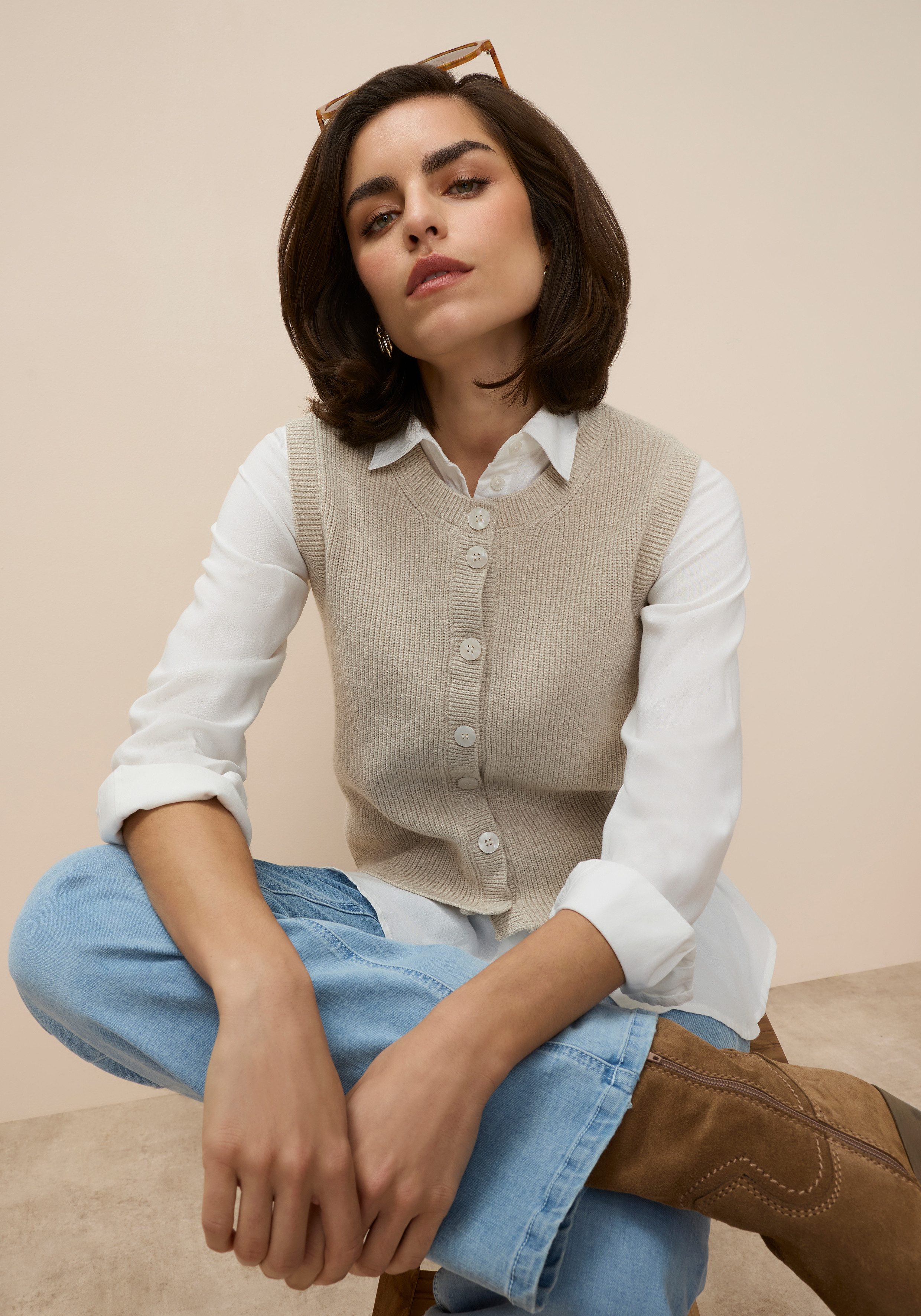 Tamaris Kurzarmpullover mit trendigem Schnitt und Knopfleiste. € 39,99, (€ 39,99 pro 1 Stk).