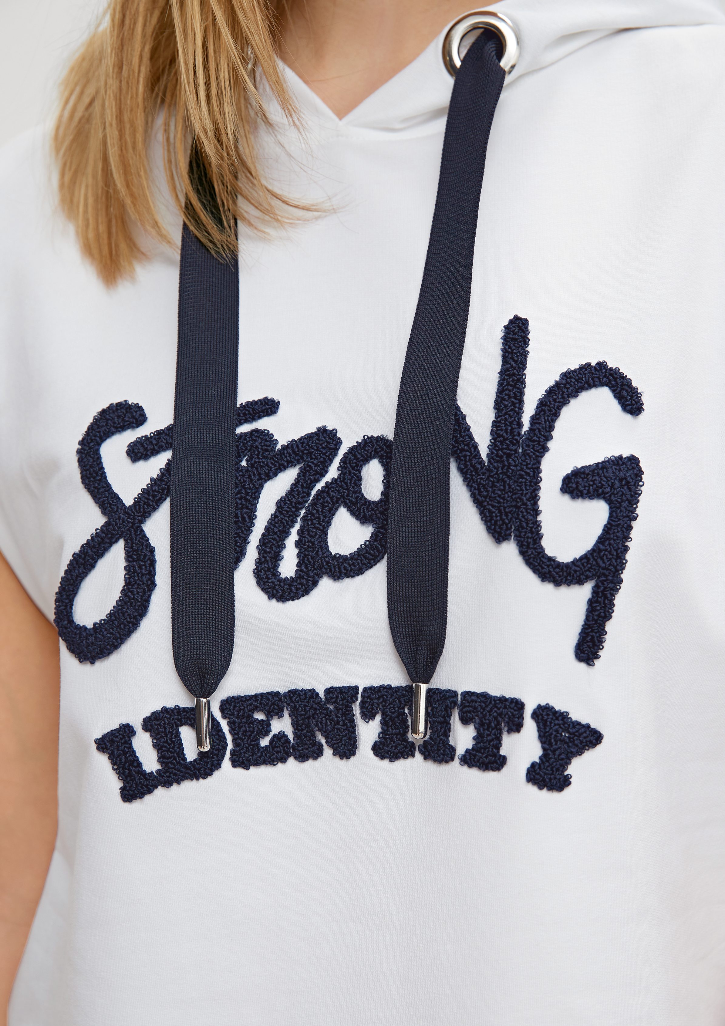 comma mit Stickerei Sweatshirt Kurzarmshirt Wording casual identity