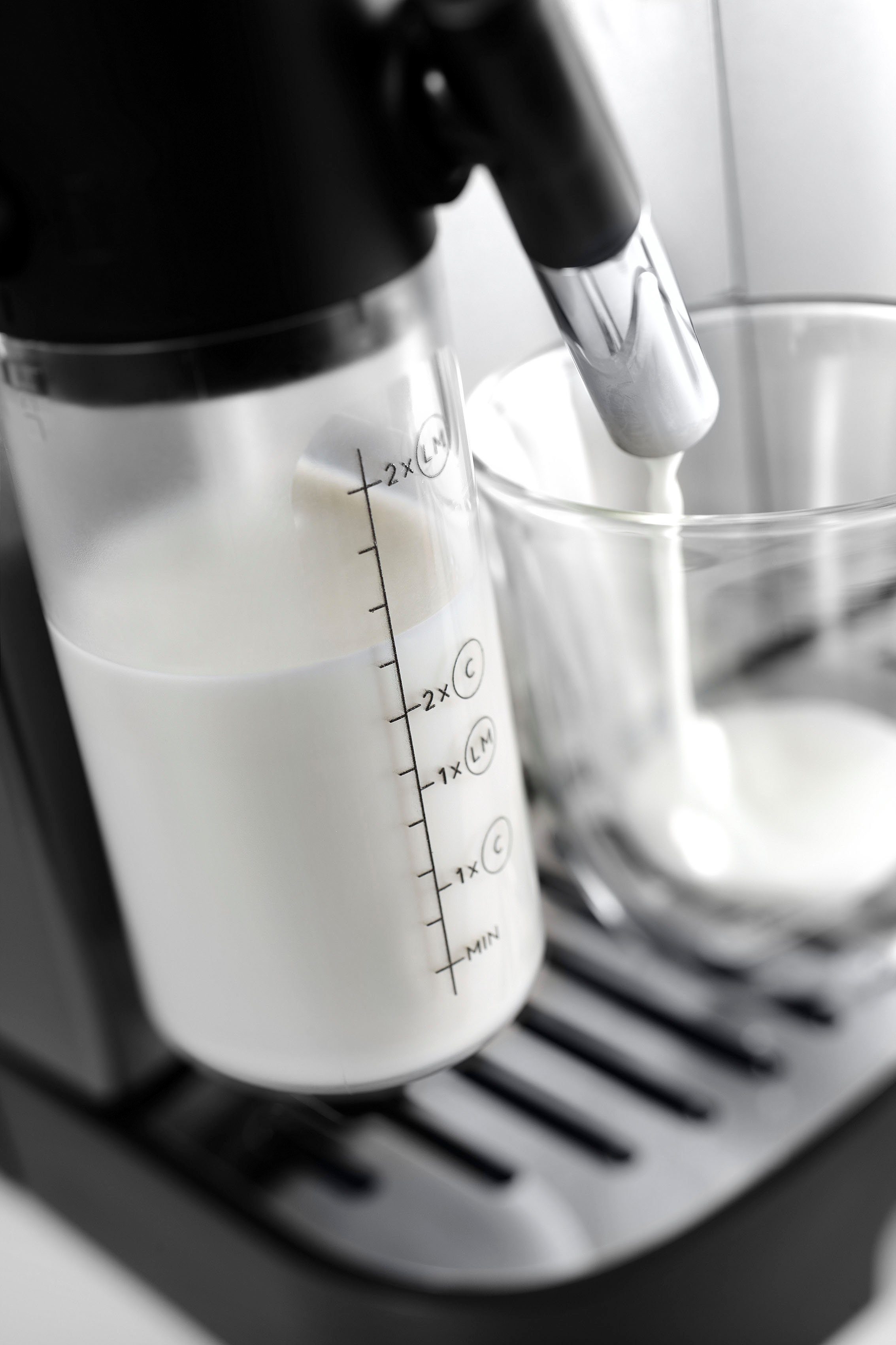 De'Longhi Kaffeevollautomat Magnifica Evo ECAM290.61.SB- 5 Rezepte, perfekter Milchschaum, LatteCrema Milchsystem, automatische Entkalkung und Reinigung – Bild 3 von 5