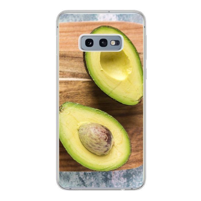 MuchoWow Handyhülle Verschiedene Stadien der Avocado auf einem Schneidebrett Phone Case Handyhülle Samsung Galaxy S10e Silikon Schutzhülle