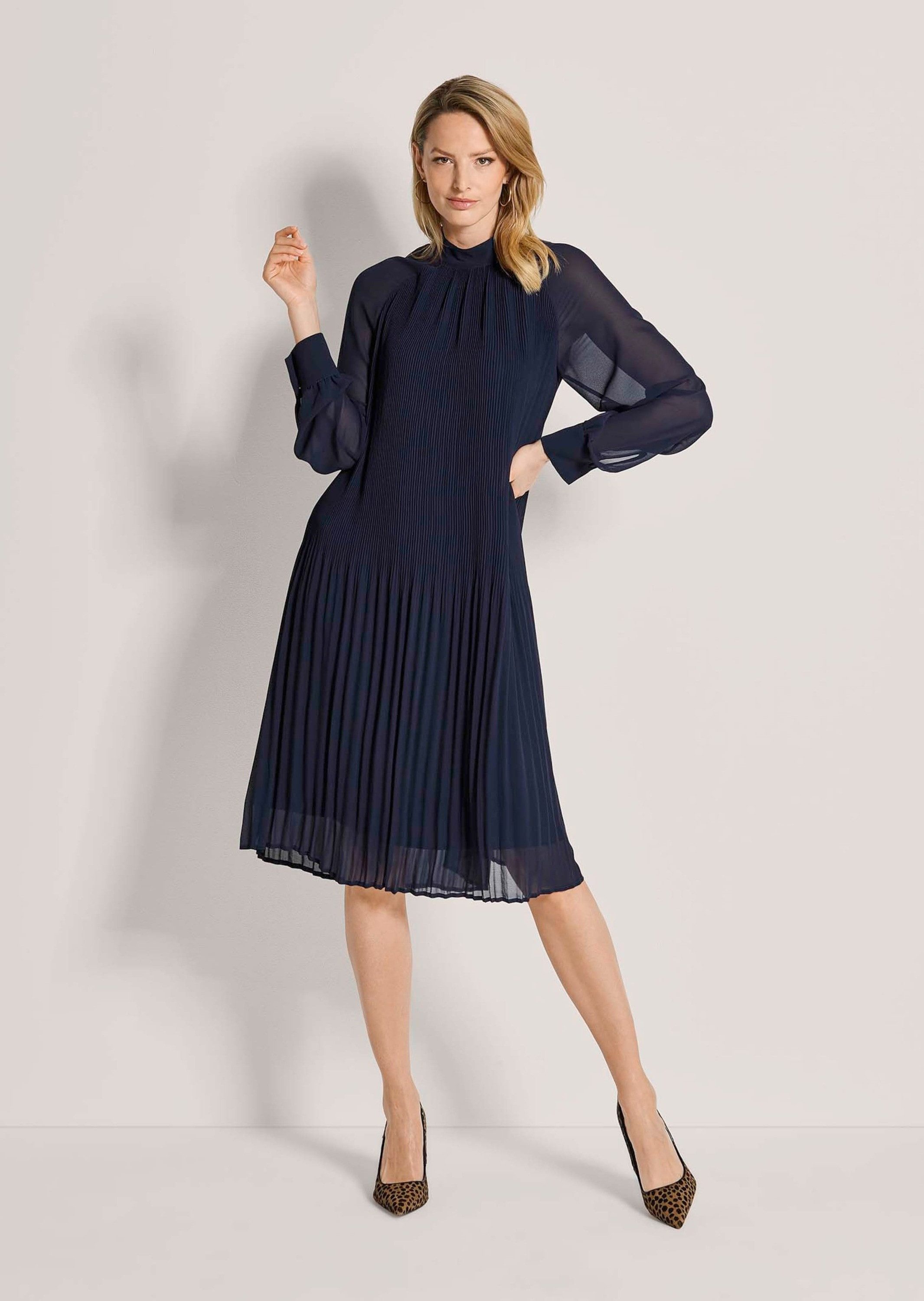 MADELEINE Midikleid Plisseekleid mit Stehkragen Raglanärmel aus Chiffon, Manschetten & blickdichte Fütterung