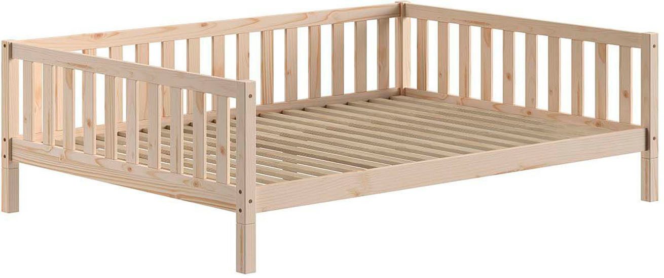 Vipack Kinderbett Dallas, massiv Bett, Rausfallschutz, umbaubar vom Boden- zum Daybett (inkl. Rolllattenrost und Sprossenumrandung, 90 oder 140x200 cm breit), stabil und standfest gebaut, wahlweise Kiefer massiv natur oder weiß