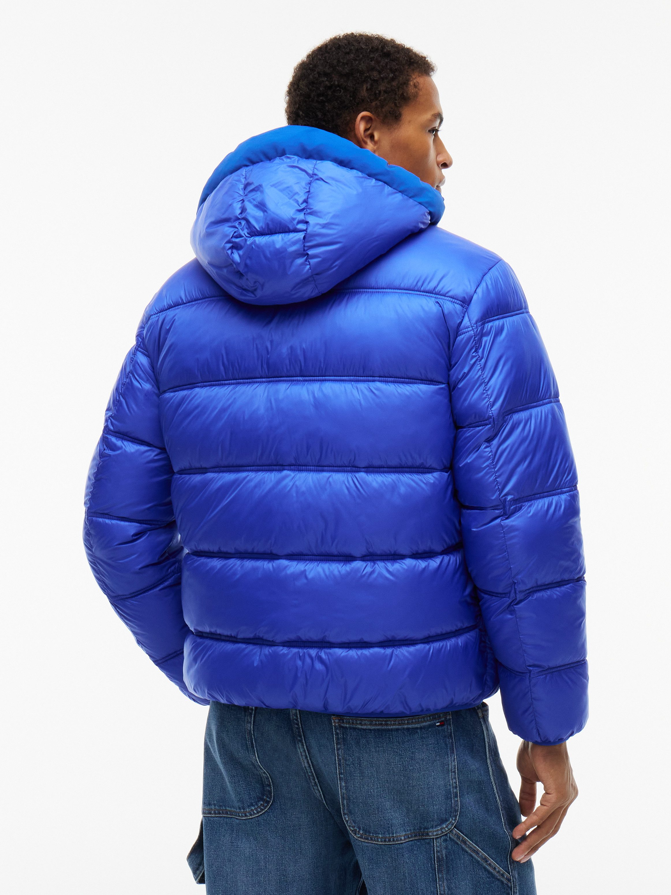 Tommy Jeans Steppjacke HOODED LOGO PUFFER Winterjacke Steppjacke W Regular fit mit Rundhalsausschnitt – Bild 4 von 5