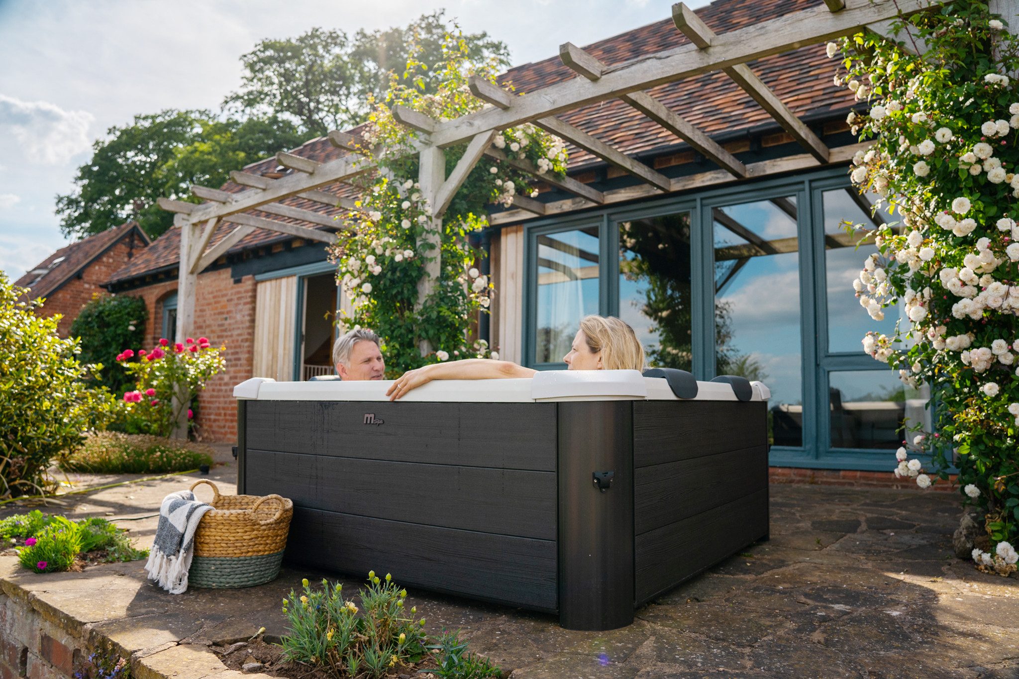 mSpa Whirlpool Oslo XL - Ø 160 x 65 cm - ganzjährig Outdoor Pool - 6Pers. - UVC+, Stecksystem mit Einlageplane - Plug & Play, inkl. LED, UVC+, WiFi, App-Steuerung, 6 Personen