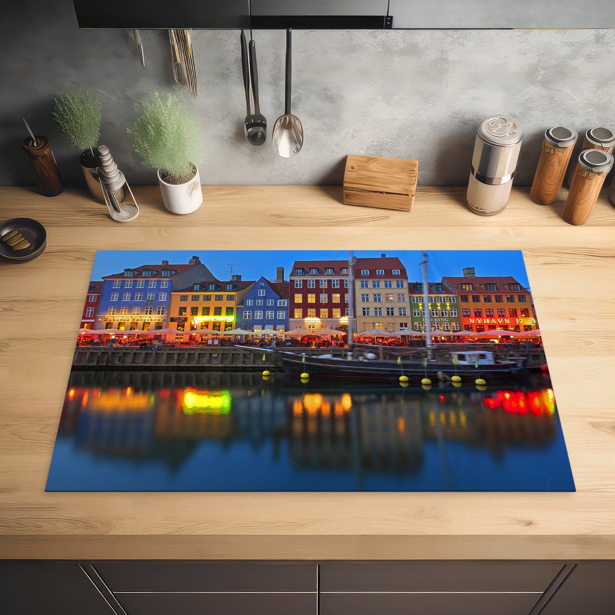 81x52 cm, Nacht, die Herdblende-/Abdeckplatte küche, bei Nyhavn Dänemarks Induktionskochfeld Schutz für Ceranfeldabdeckung MuchoWow Vinyl, tlg), (1