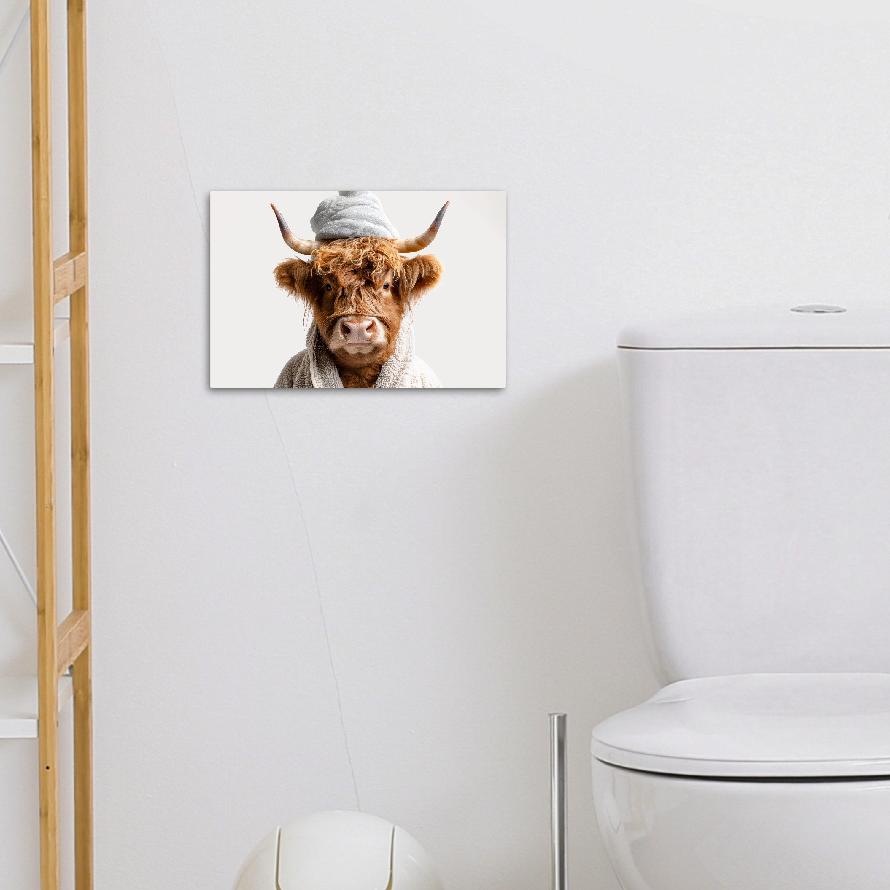 OneMillionCanvasses® Leinwandbild Schottischer Highlander - Bademantel - Kuh - Tiere, Fotodruck (1 St), Bilder für Badezimmer, Bad und Toiletten Deko, Bild WC 3 – Bild 4 von 5
