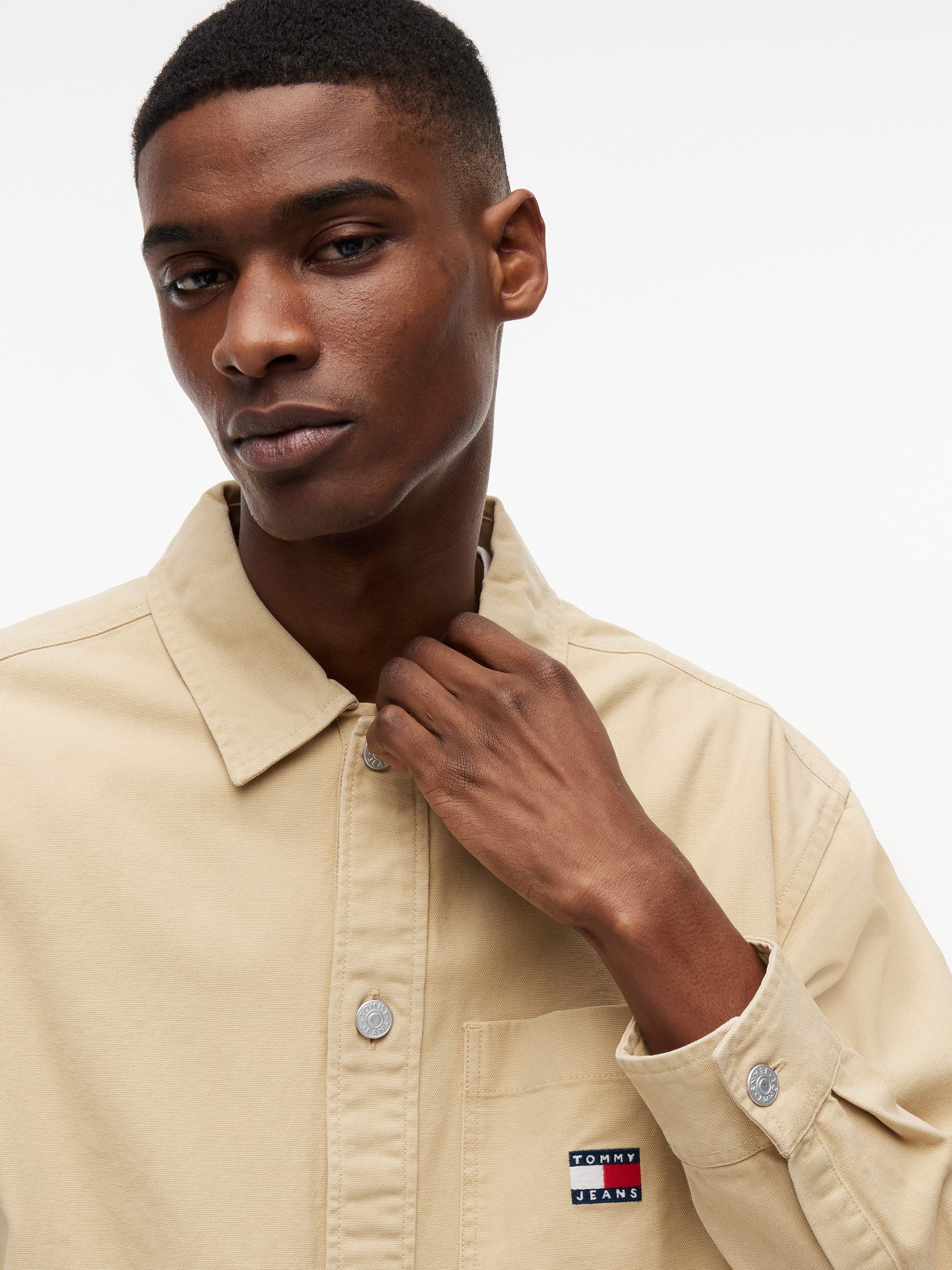 Tommy Jeans Hemdjacke TJM ESSENTIAL OVERSHIRT leicht überschnittene Schultern, halbgespreizter Kragen