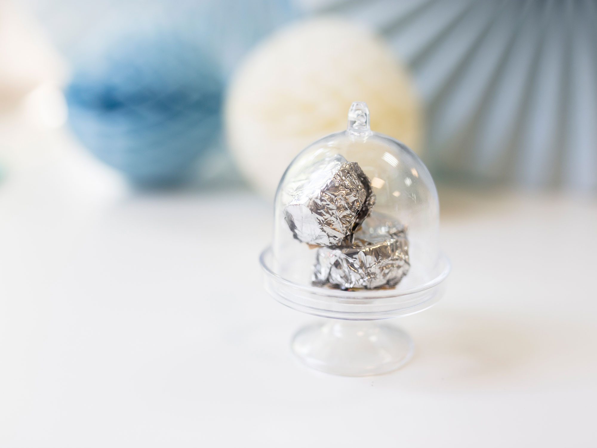 partydeco Geschenkbox, Mini Kuchenständer mit Glocke 5x7cm Kunststoff 3er Set Transparent