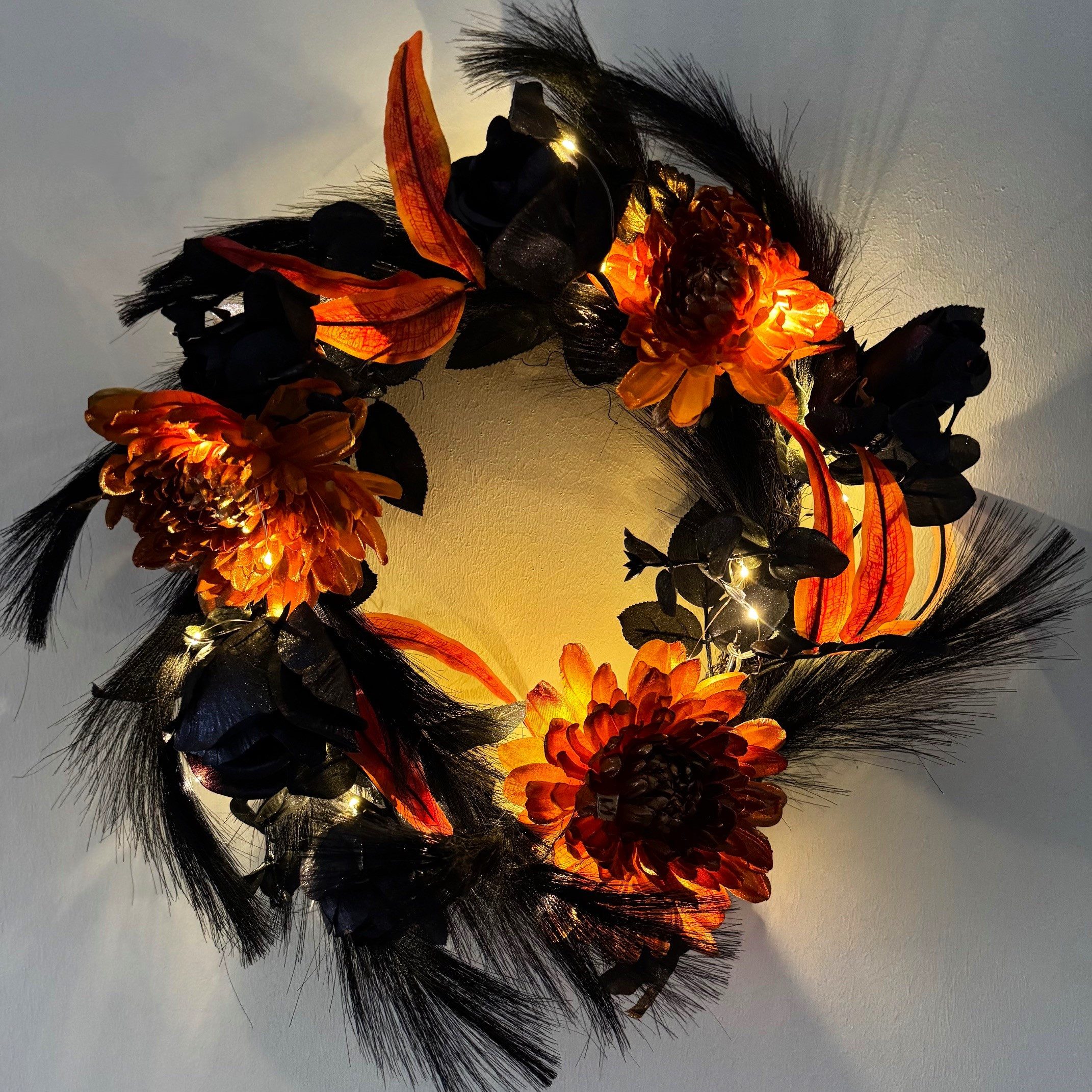 Online-Fuchs Dekokranz zum Aufhängen - Türkranz mit schwarzen Rosen & LED-L günstig online kaufen