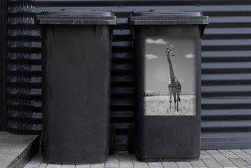 MuchoWow Wandsticker Giraffe auf Feld in schwarz-weiß (1 St), Mülleimer-aufkleber, Mülltonne, Sticker, Container, Abfalbehälter