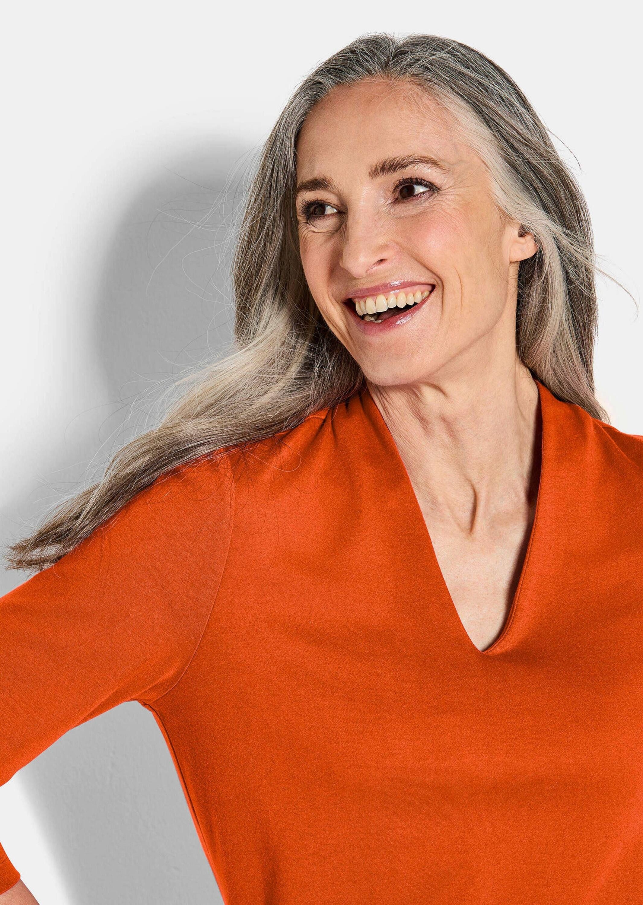 GOLDNER Print-Shirt Elegantes Basic-Shirt mit V-Ausschnitt Zeitloses Halbarmshirt mit schmeichelndem Ausschnitt, reine Baumwolle