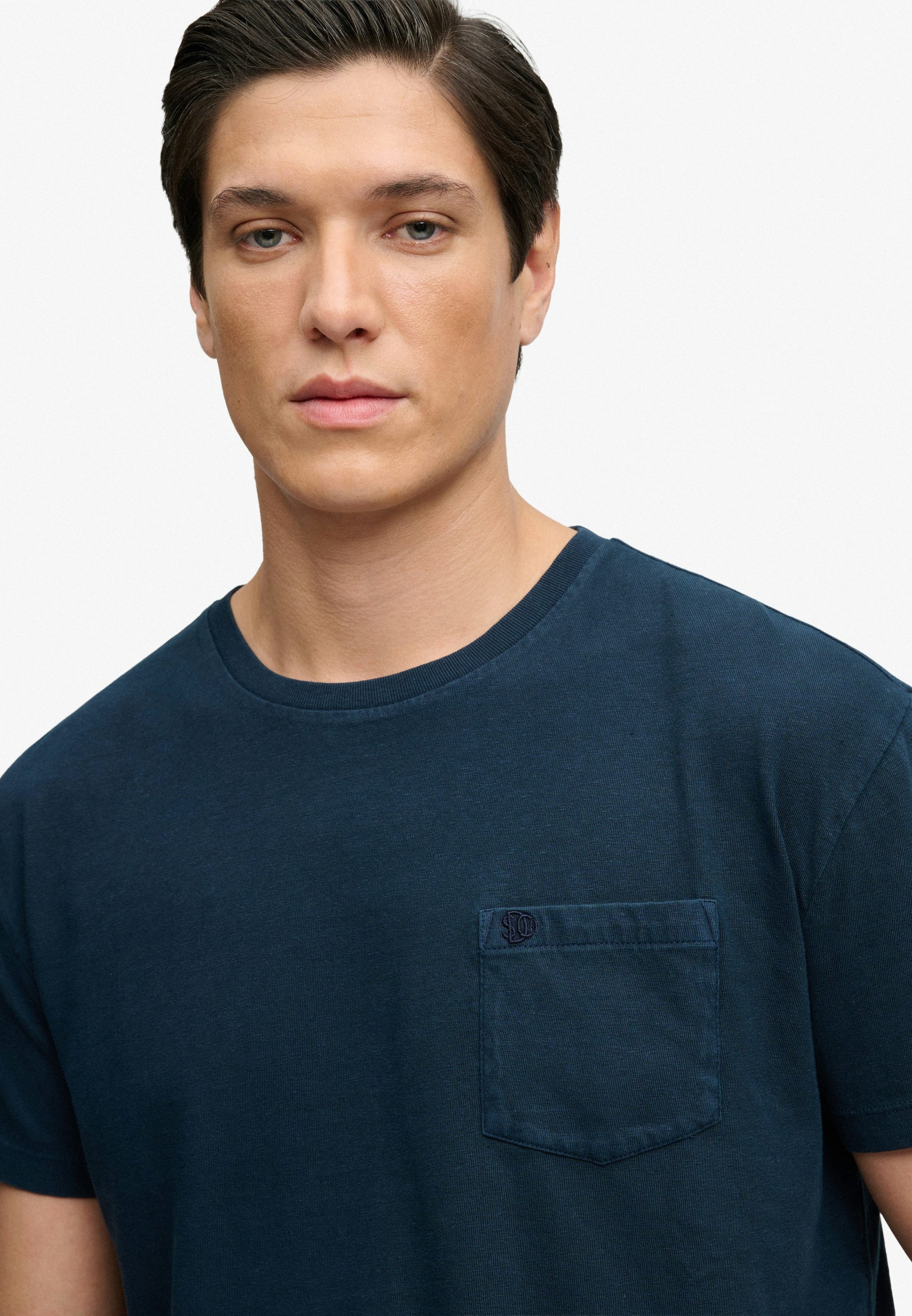Superdry Rundhalsshirt COTTON CLASSIC LINEN PKT TEE Baumwollmischung, relaxed fit aus luftig leichtem Baumwoll-Leinen-Mix – Bild 3 von 5