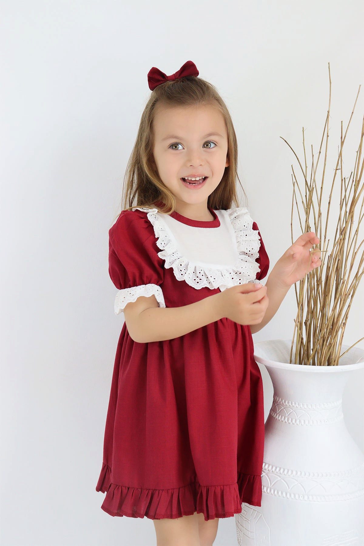 Parla Kids Sommerkleid Bordeaux Kleid kurzärmelig mit Rüschensaum Spitzendetails - Haarspange (2-tlg) Spitzendetails - Haarband - Rüschensaum