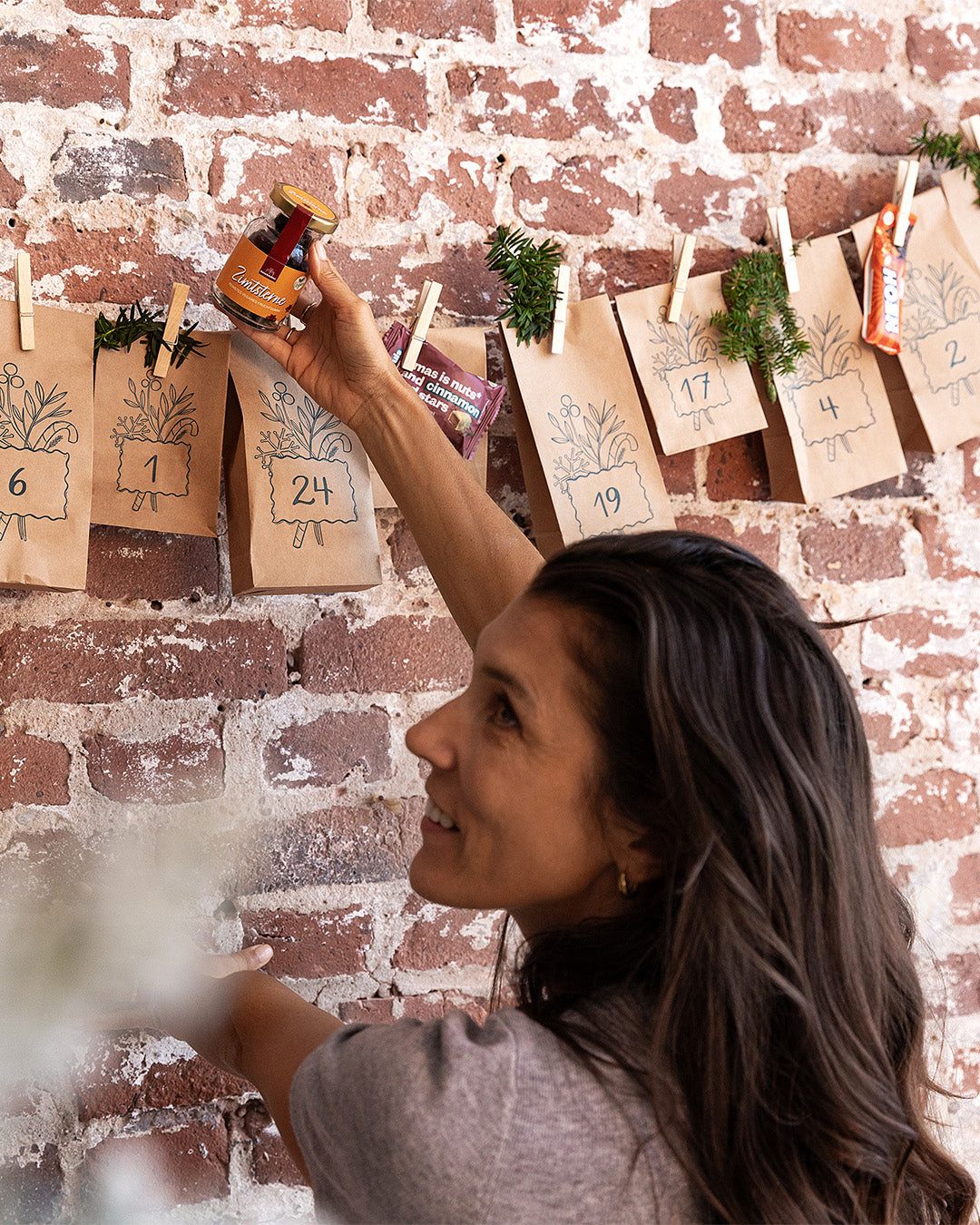 Vegan Box Lebensmittel-Adventskalender Snack & Süßigkeiten 2026 – 24 Vegane Genussmomente, 24 süße und salzige Überraschungen inkl. Materialien zum Aufhängen – Bild 3 von 5