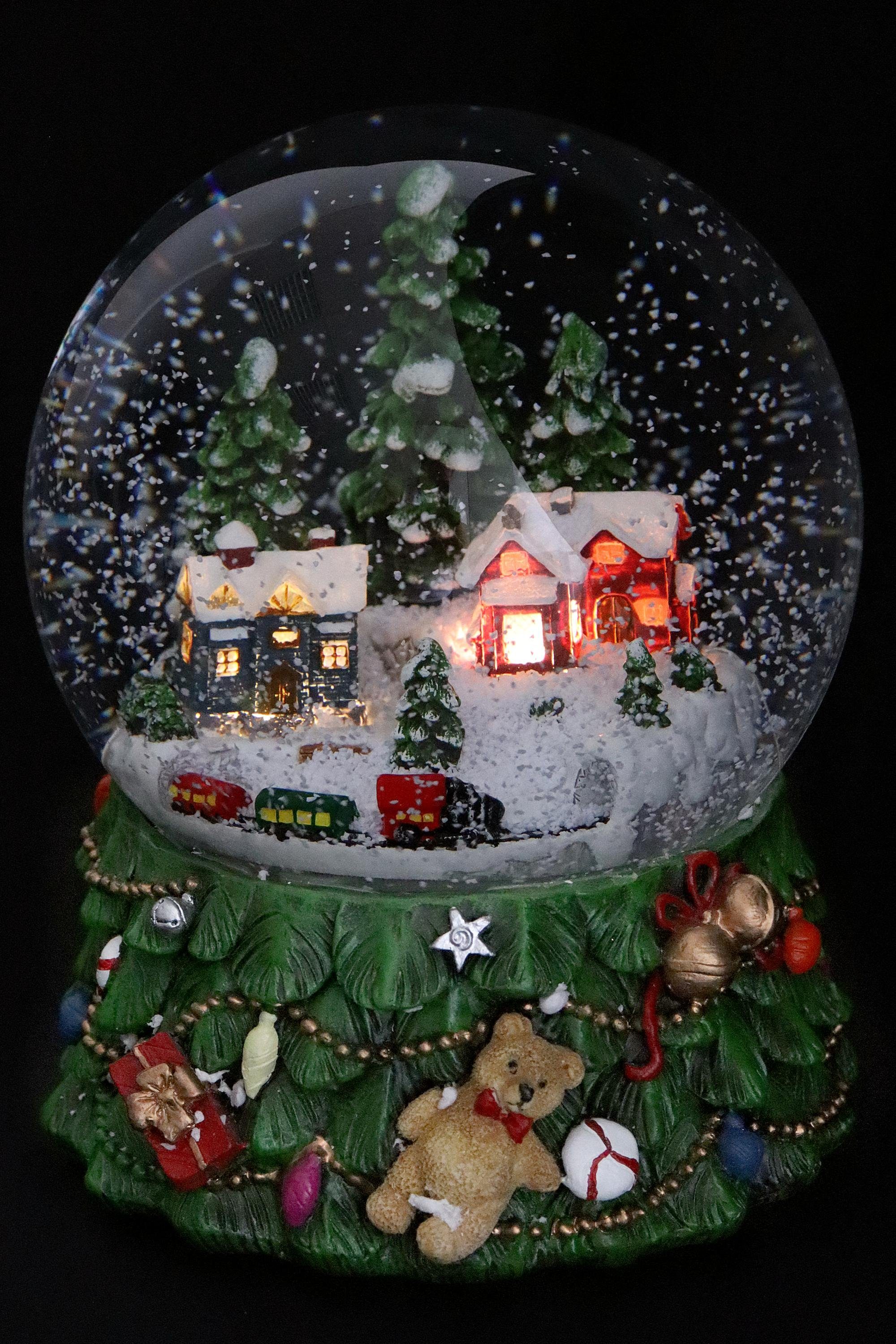 ELLUG Schneekugel Schneekugel/Spieluhr mit Winterlandschaft und  Tannenbäumen ⌀150mm, weihnachtlicher Sockel mit geschmücktem  Weihnachtsbaum, Musik, Licht & Schneeantrieb, H: 19cm