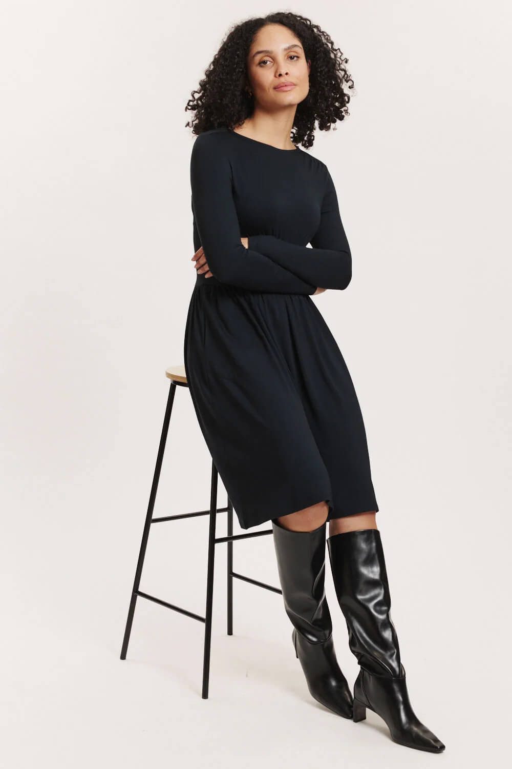 Tranquillo Jerseykleid Damen Corinnee aus EcoVero™ Viskose U-Boot-Ausschnitt feminin Taschen (Einzelartikel) Langarmkleid mit schwingendem Rock & breitem Taille – Bild 5 von 5