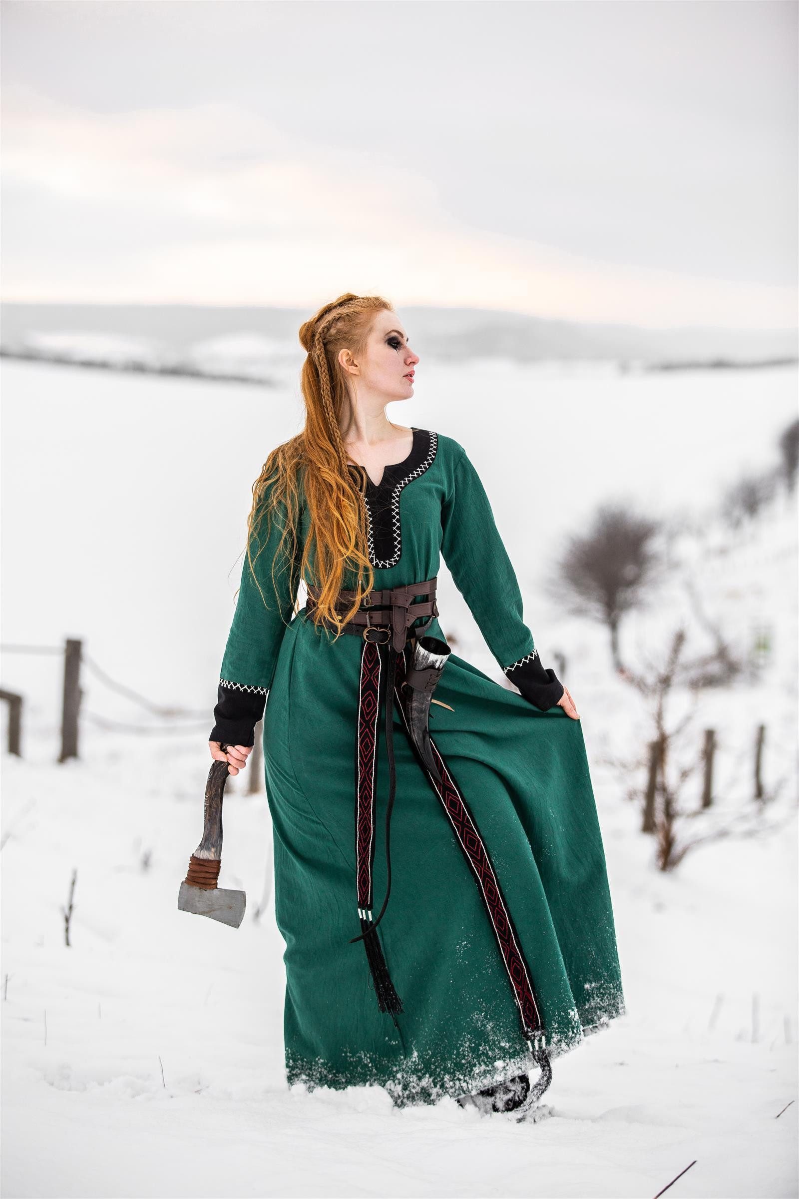 Leonardo Carbone Wikinger-Kostüm Kleid "Freya" mit Handstickerei, zweifarbiges Design, hochwertige Baumwolle