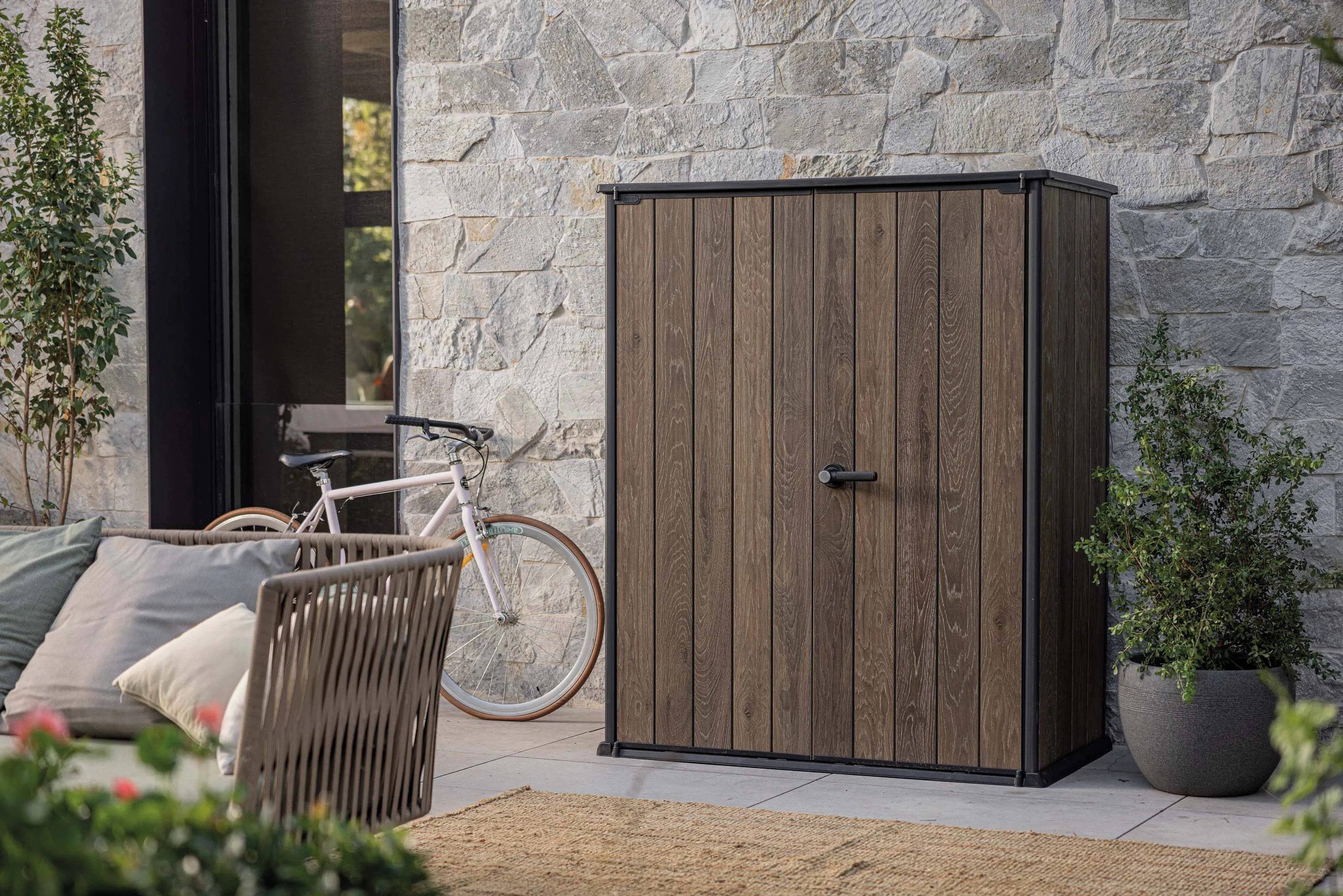 Focus Garden Garten-Geräteschrank "Deco Vertical" 1400L Holzoptik wetterfest mit 2 Regalen, Abschließbar, L140cm x B73,6cm x H170,4cm