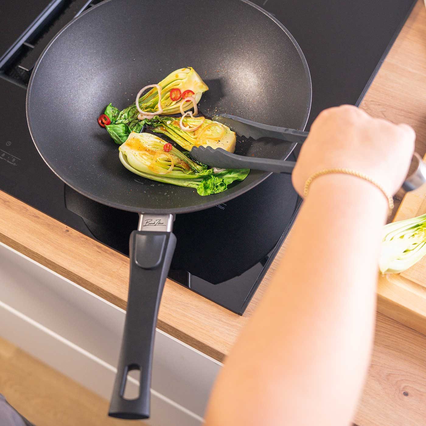 Hoffmann Germany Wok Hoffmann STONIQ Wokpfanne Ø 30 cm IQ-SHIELD Bernd Zehner mit Deckel, Aluguss (Set, 2-tlg., 1x Wokpfanne Ø 30 cm + 1x Glasdeckel), Bernd Zeh – Bild 2 von 5