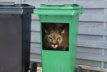 MuchoWow Wandsticker Ein Puma in Jagdstellung mit gelben Augen (1 St), Mülleimer-aufkleber, Mülltonne, Sticker, Container, Abfalbehälter