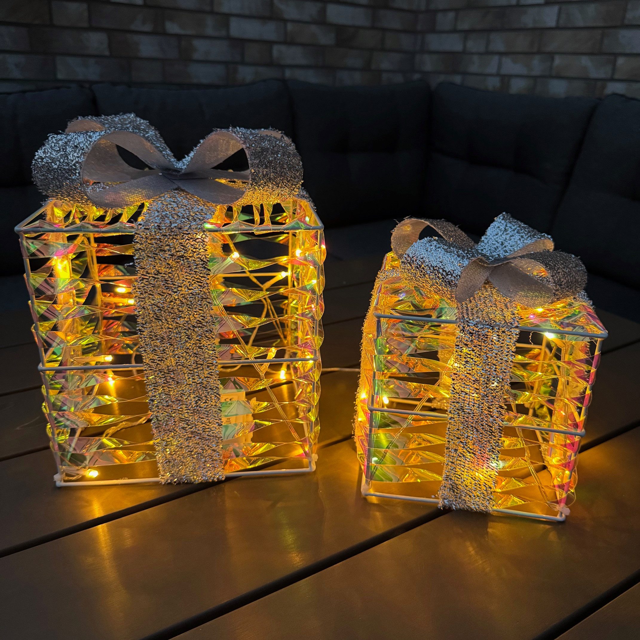 Online-Fuchs LED Dekoobjekt 2 Geschenke mit LED-Lichterkette und Folieneffekt - Weihnachtsdeko, LED-Lichterkette, warmweiß, inkl. 6-Stunden Timerfunktion - OUTDOOR geeignet