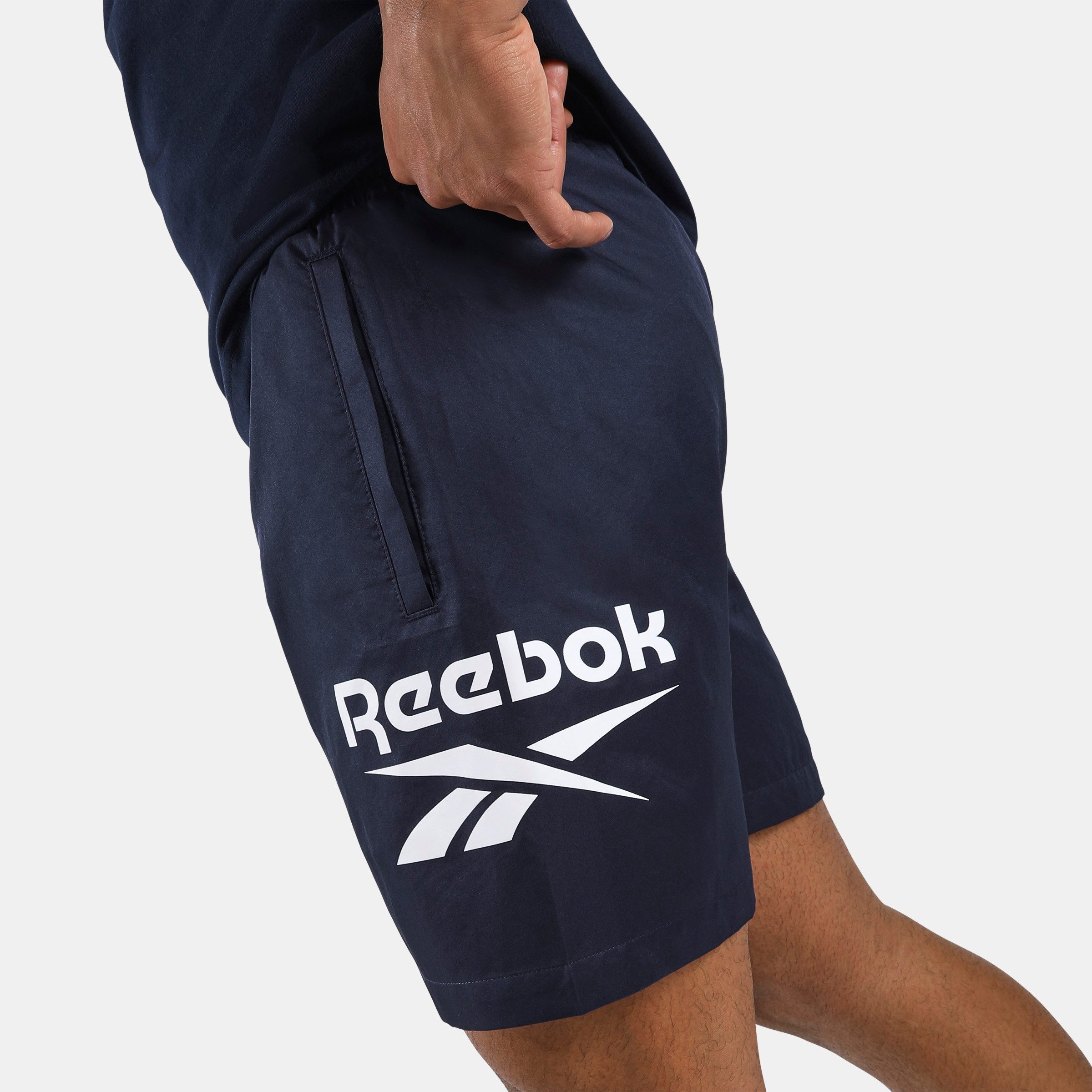 Reebok Trainingsshorts ID 1-COLOR LOGO 7" WOVEN SHORT sportlicher Stil, bequeme Passform