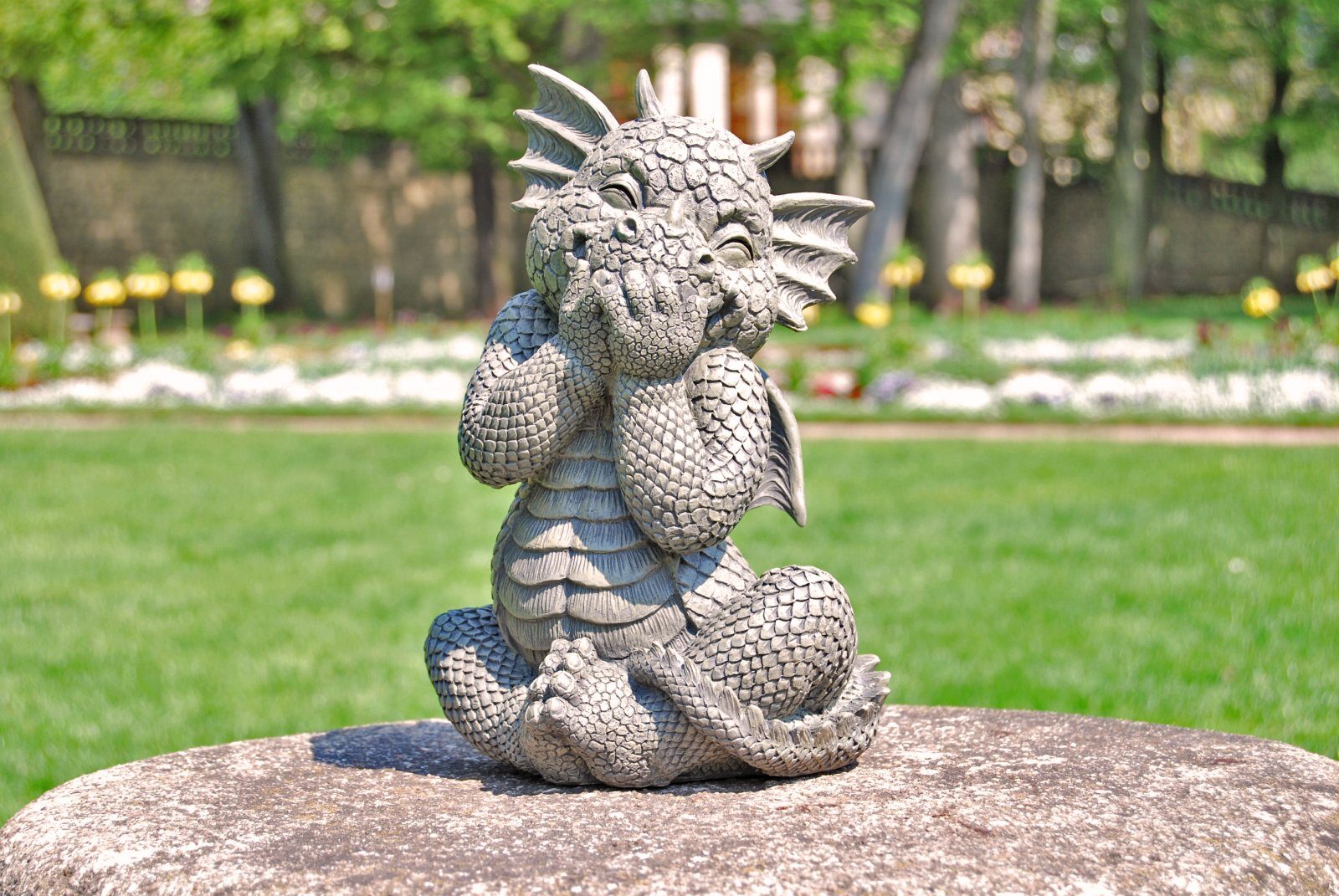 MystiCalls Gartenfigur Gartendrache - Modell kichernd - Dekofigur, (Einzelartikel, 1 St), Für Drinnen und Draußen, wetterfest, nicht frostfest