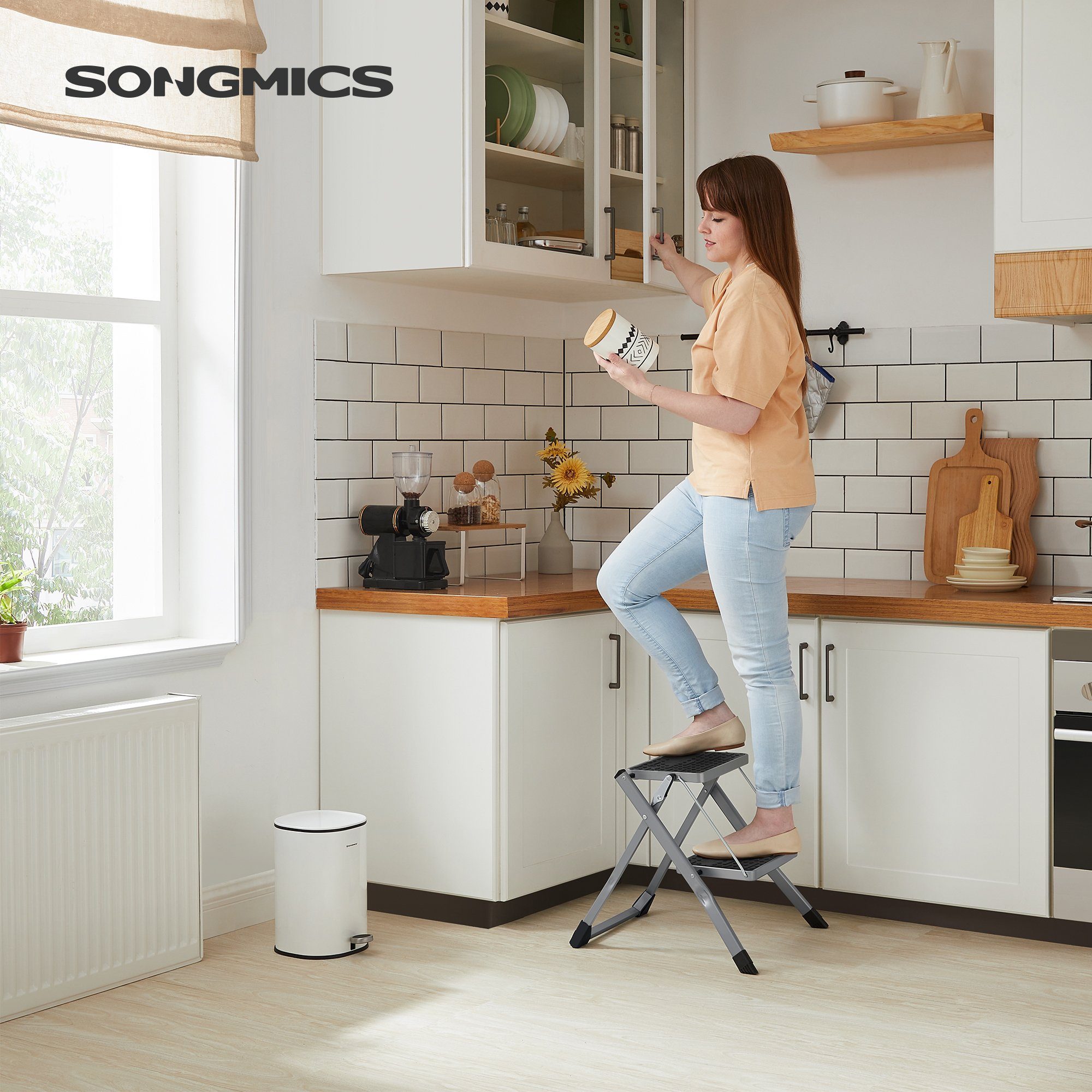 SONGMICS Trittleiter Klapptritt, Leiter mit 2 Stufen, einfach zu verstauen, bis 150 kg