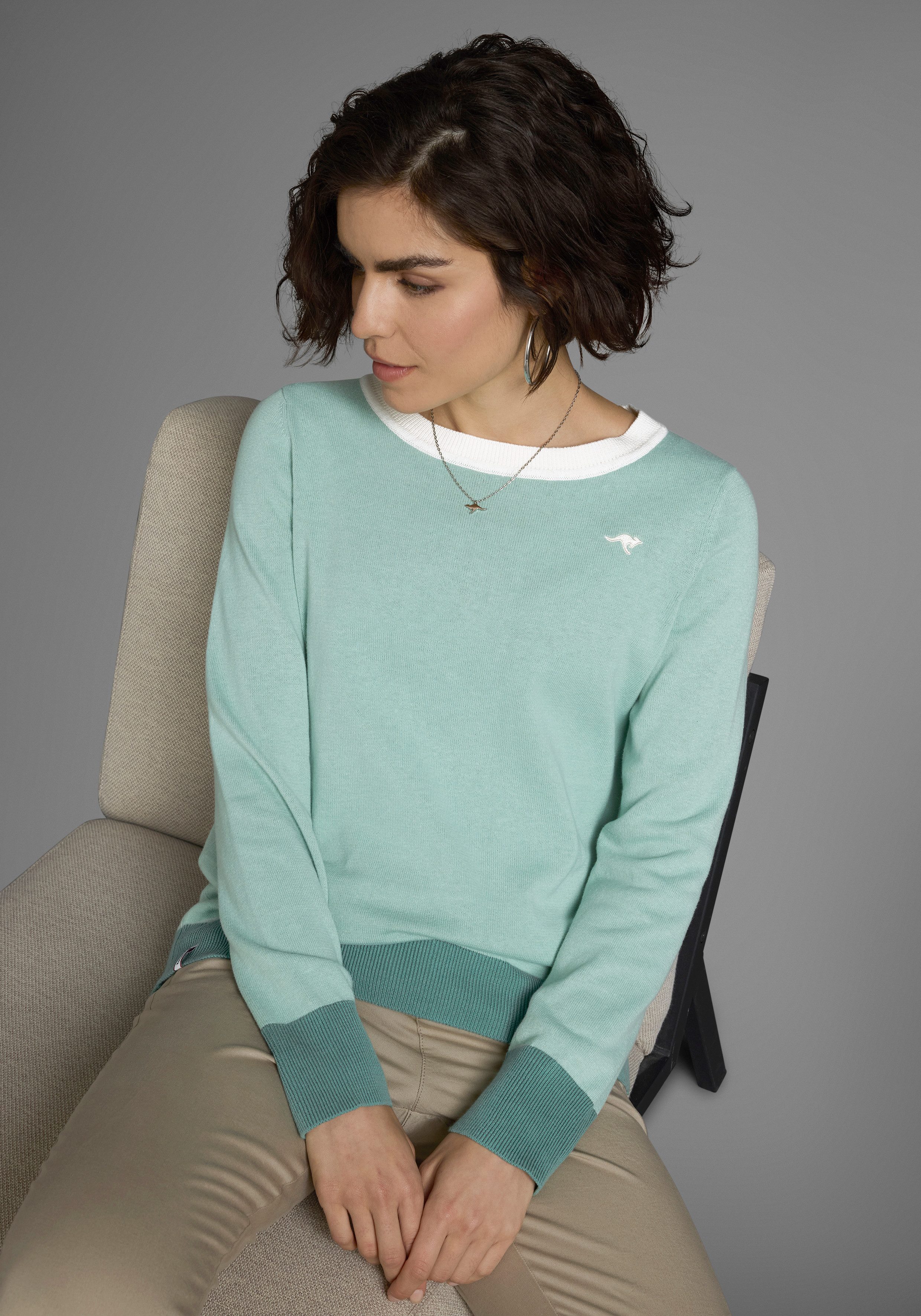 KangaROOS Rundhalspullover mit Knopfleiste hinten und Konstrast-Bündchen