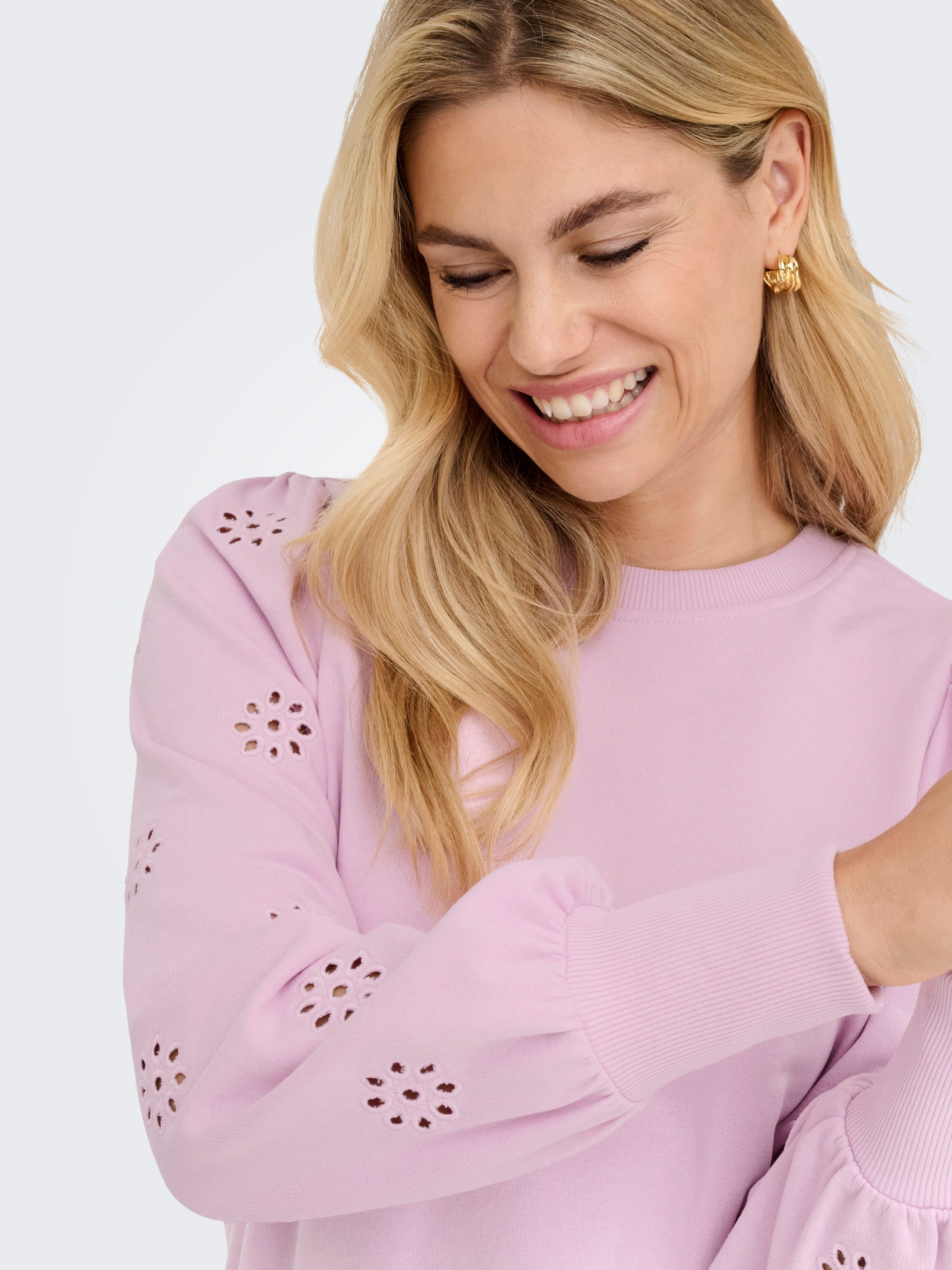 ONLY Sweatshirt ONLFEMME L/S PUFF EMBROIDERY UB SWT mit Puffärmeln mit wunderschöner Lochstickerei