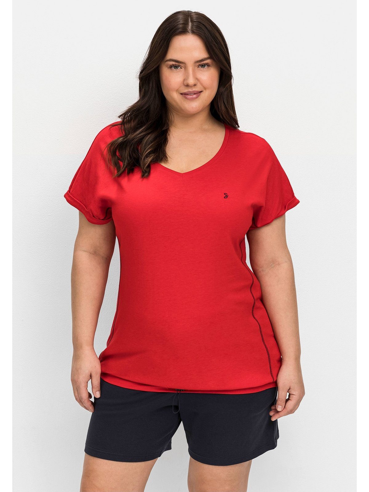 Sheego T-Shirt Große Größen mit elastischem Saumbund, Abgerundeter  V-Ausschnitt, überschnittene Schulter
