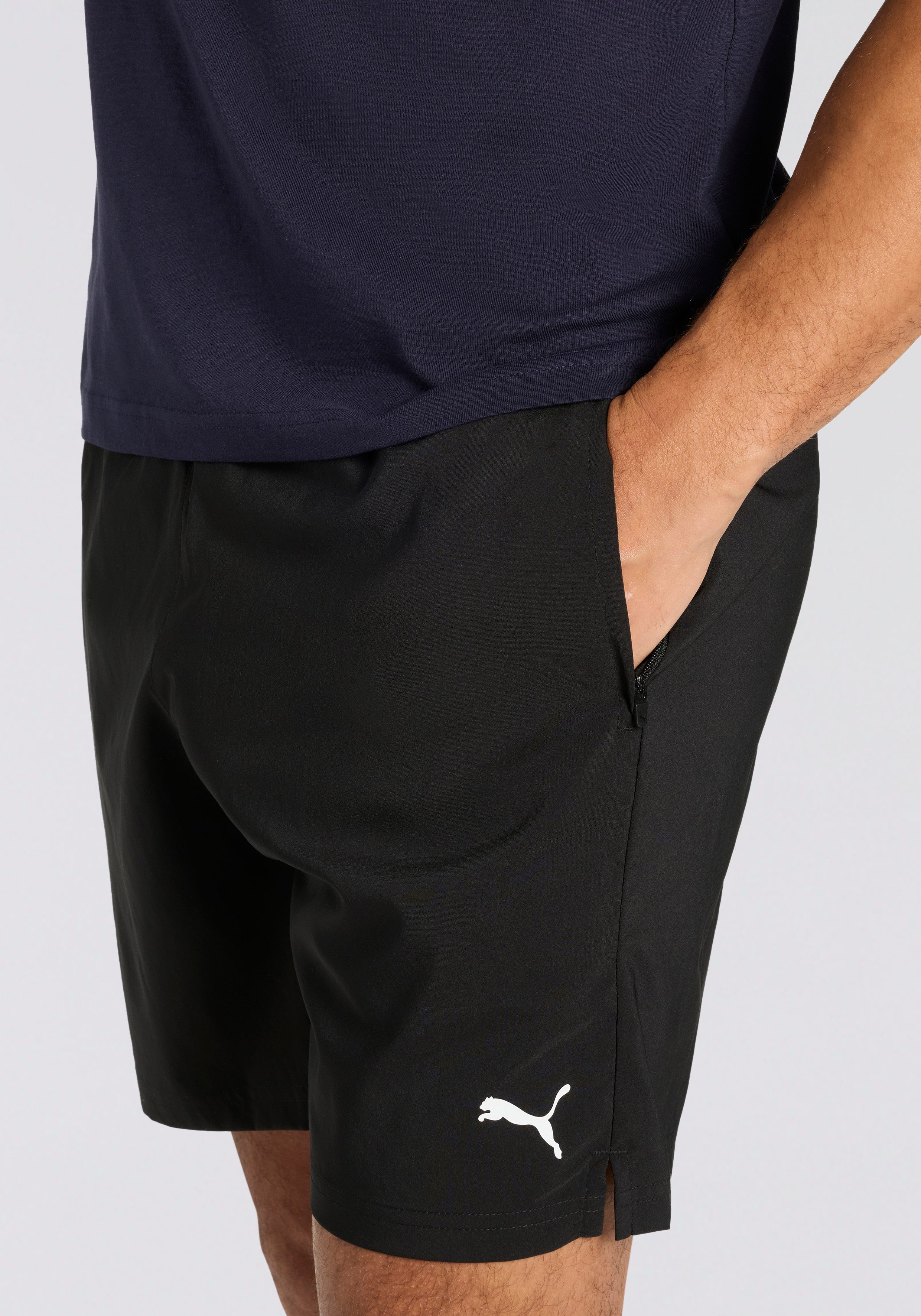 PUMA Trainingsshorts M TAD FOUNDATIONS 7" WOVEN SHORT W/ ZIP POCKETS atmungsaktives Material, feuchtigkeitsableitende dryCELL Technologie