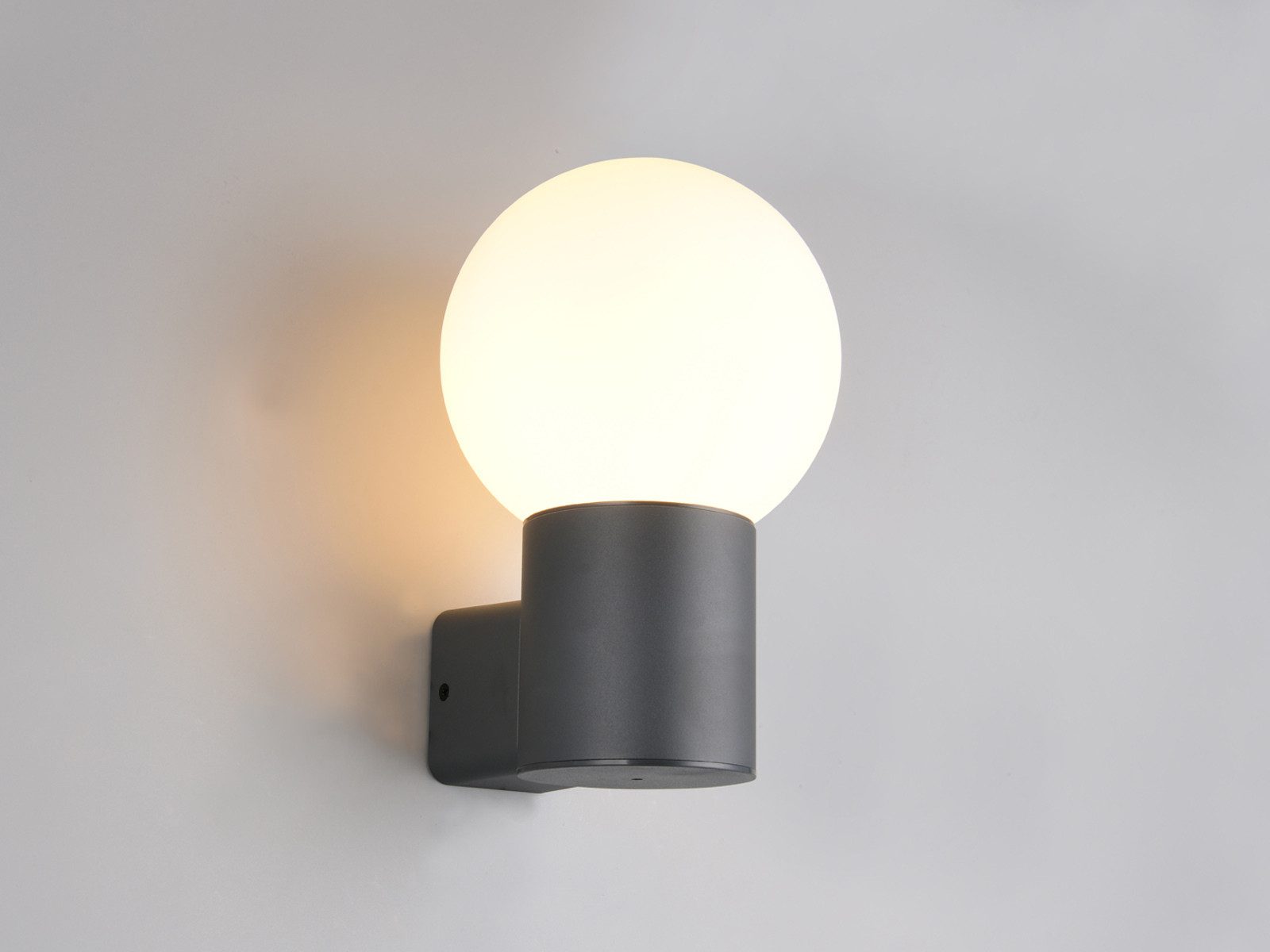 TRIO Leuchten LED Außen-Wandleuchte mit Glaskugel, Höhe 28cm, LED wechselbar, warmweiß, Außenbeleuchtung Haus-Wand, Außenlampe im Retro Design für Haustür