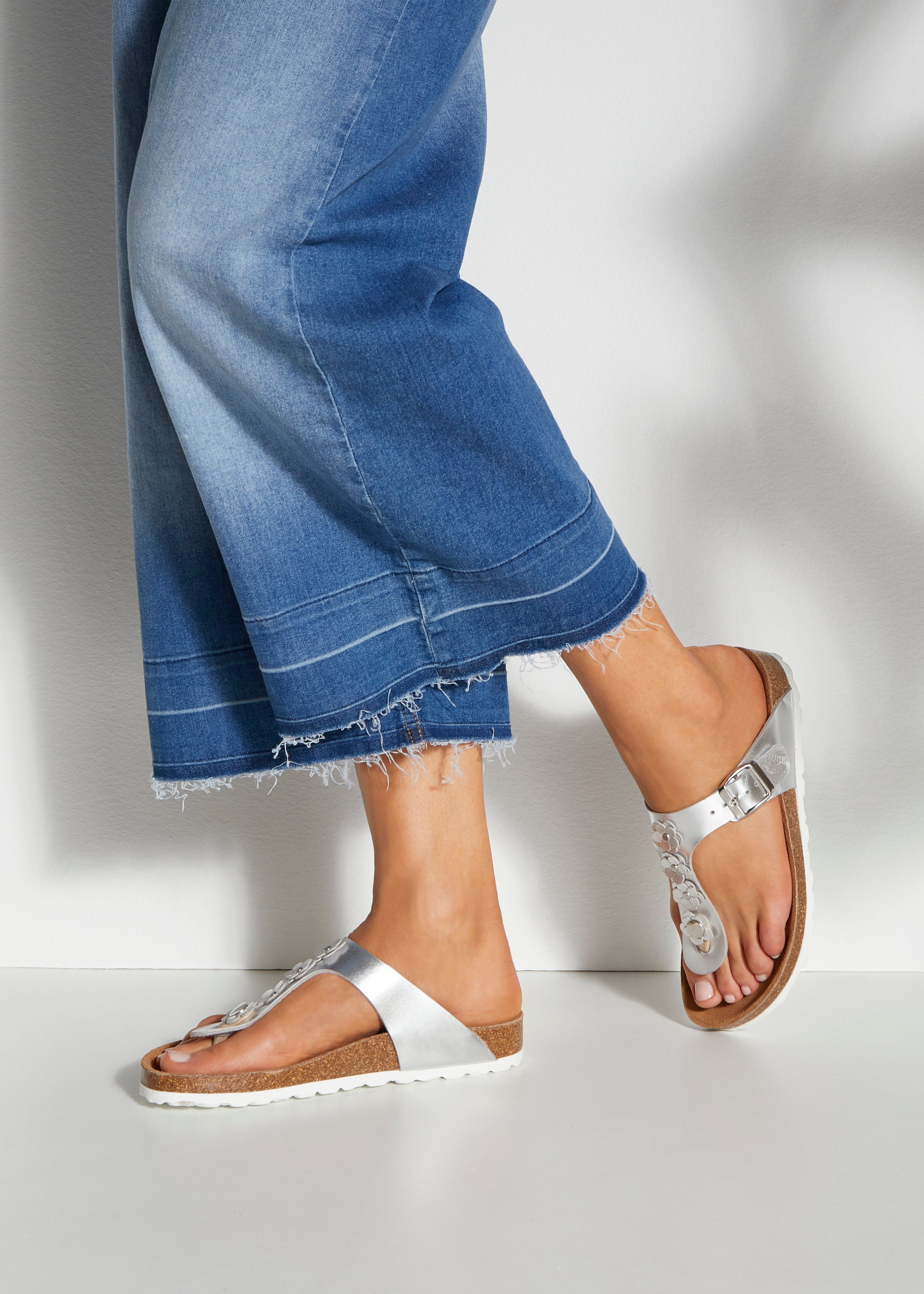 Applikation Zehentrenner Sandale, LASCANA und weiß-silberfarben Korkfußbett mit Pantolette modischer