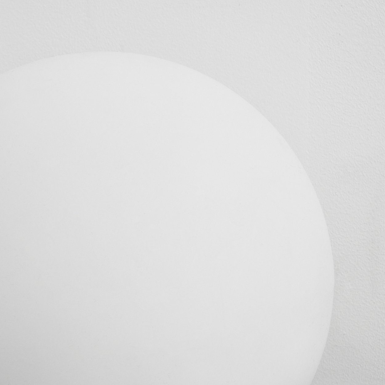 hofstein Tischleuchte mit Farbwechsler, Nickel-matt/Weiß, 500 Metall/Kunststoff Kugelleuchte RGB Lumen LED, dimmbar/ Fernbedienung, änderbar in 6500 Kelvin, aus »Turrida«