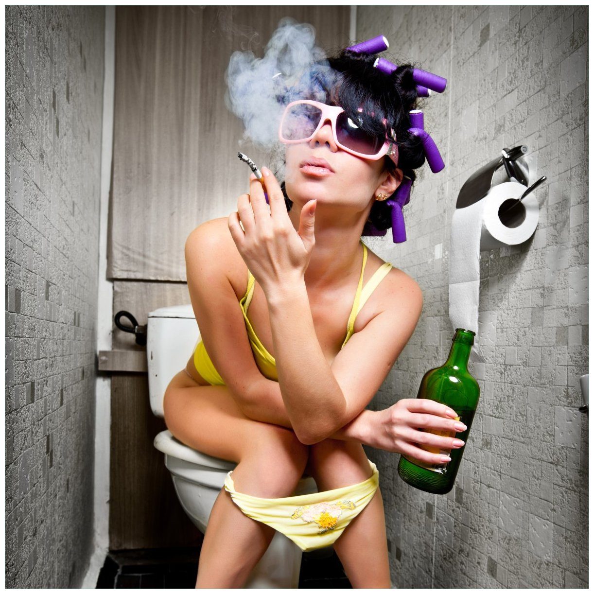 Wallario Tischplatte Kloparty - Sexy Frau auf Toilette Zigarette & Schnapsflasche - farbig (1 St), für Ikea Lack Tisch geeignet