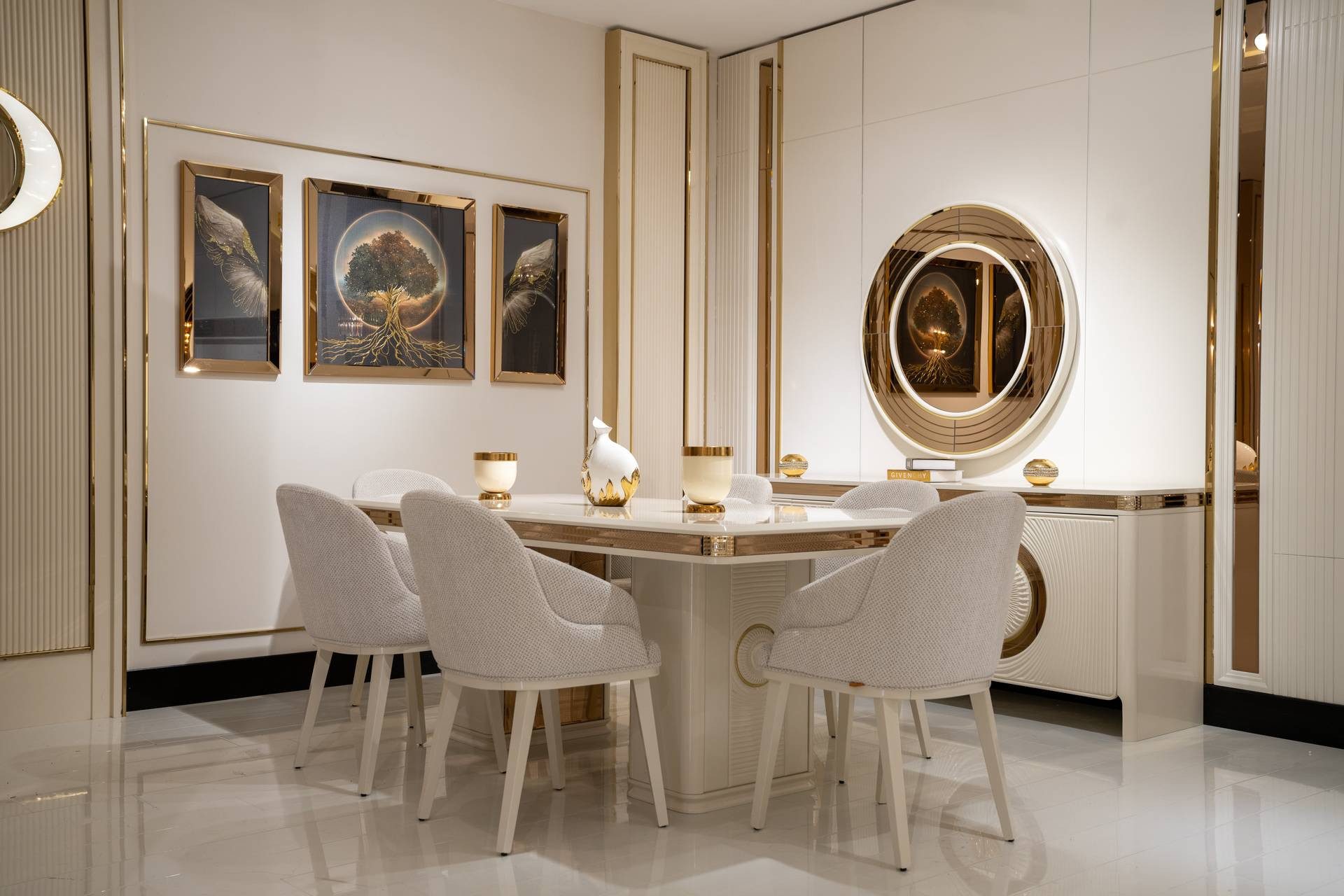 Esszimmer-Set Beiges Esszimmer-Set mit Holz Tisch und komfortablen Stühlen
