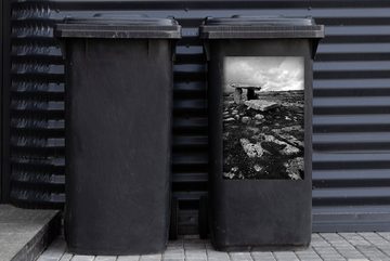 MuchoWow Wandsticker Ein in einer Landschaft versteckter Dolmen - schwarz-weiß (1 St), Mülleimer-aufkleber, Mülltonne, Sticker, Container, Abfalbehälter