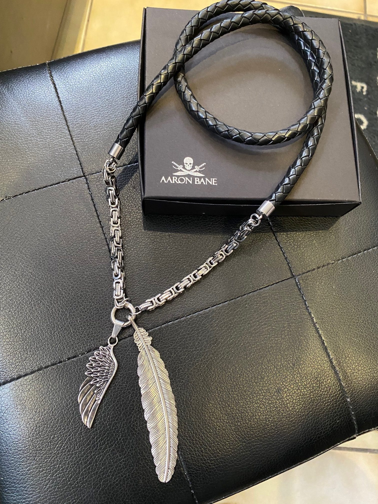 Aaron DOUPLE FEATHER Bane mit und Halskette, (1-tlg) Königskette Perlenkette Lederband 8mm