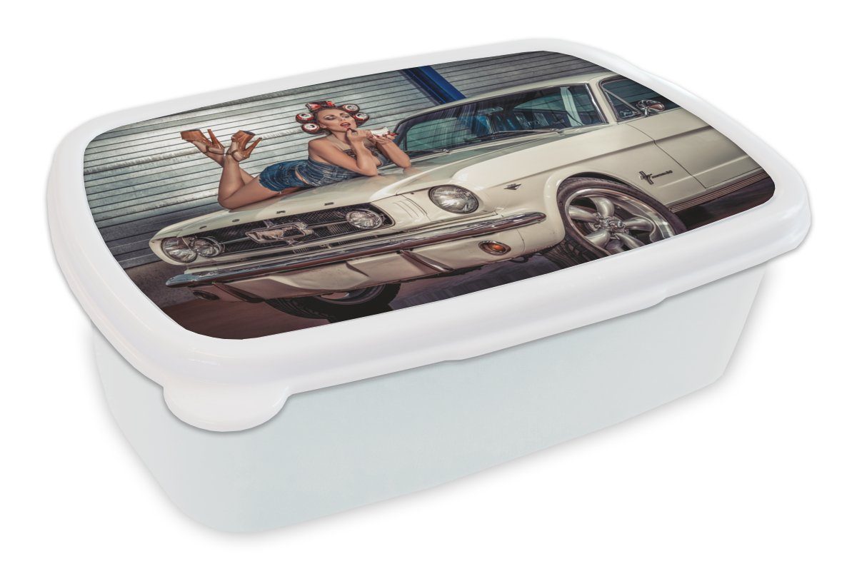 MuchoWow Lunchbox Auto - Oldtimer - Frau, Kunststoff, (2-tlg), Brotbox für Kinder und Erwachsene, Brotdose, für Jungs und Mädchen weiß
