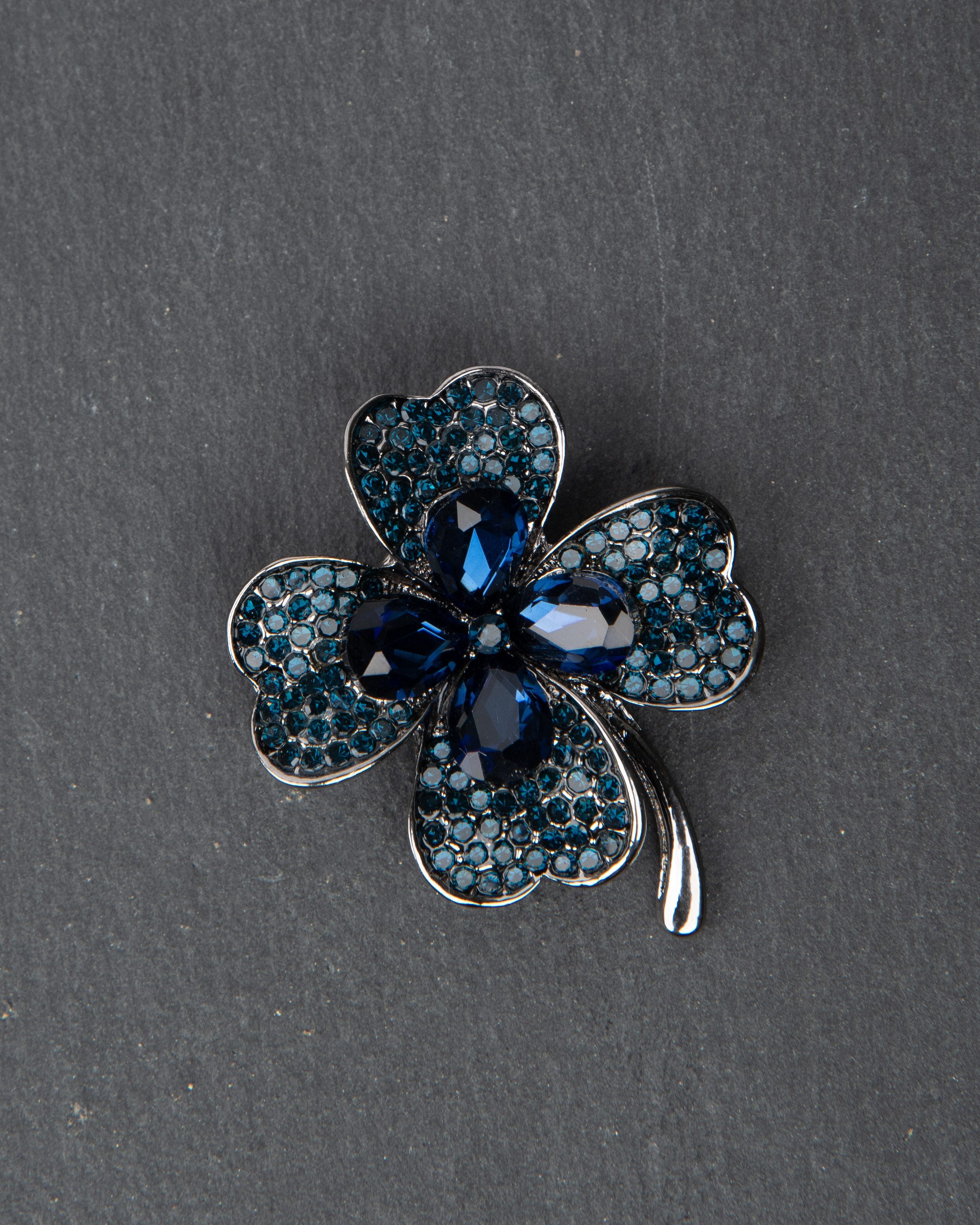 MayTree Brosche "Klee", dunkelblau (Stück, 1-tlg), Metallbrosche mit Glassteinen und Strass in Form eines Klees