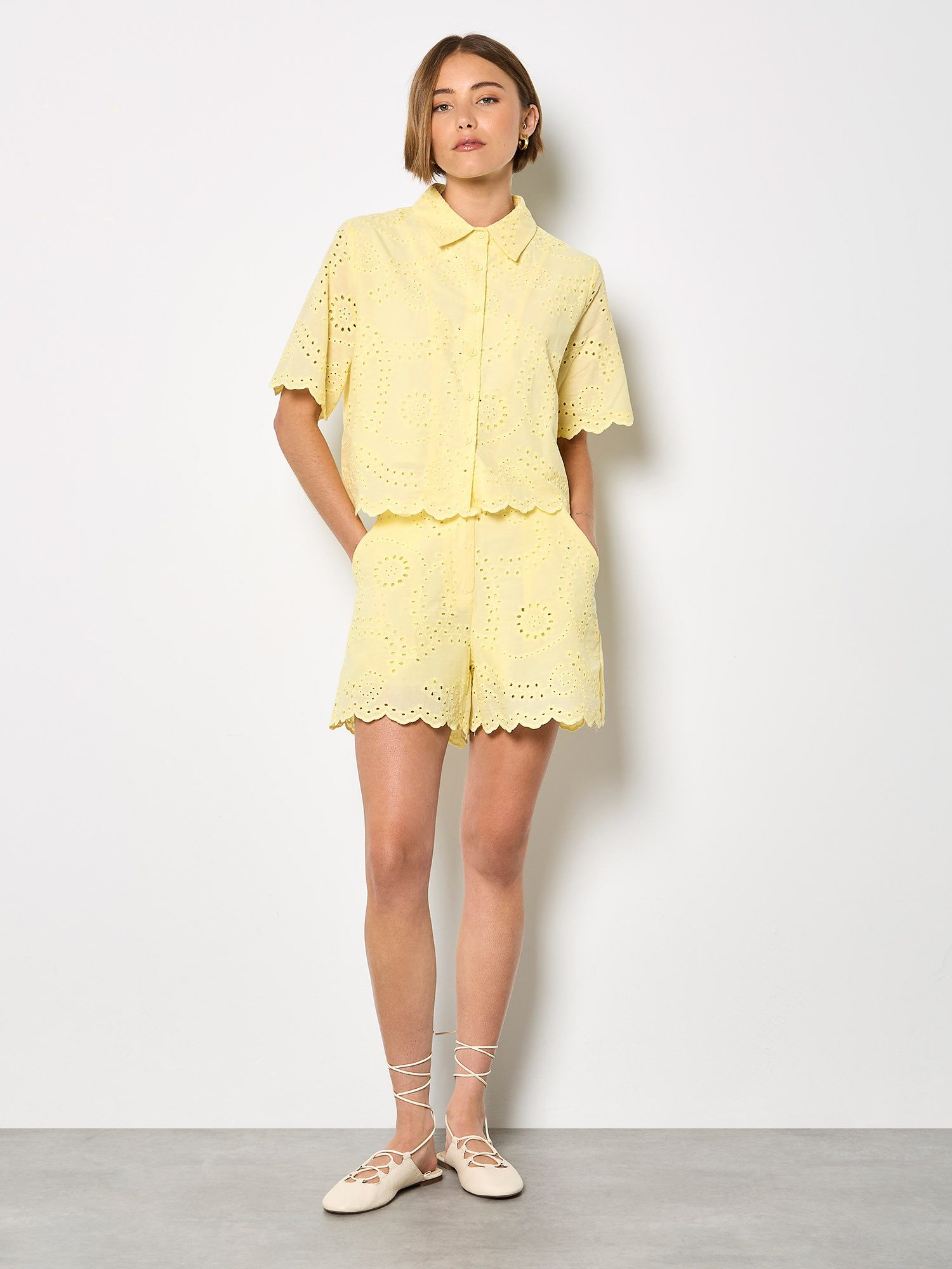 Apricot Spitzenshirt Kurzes Bluse mit Wellenkante und Broderie-Verzierung