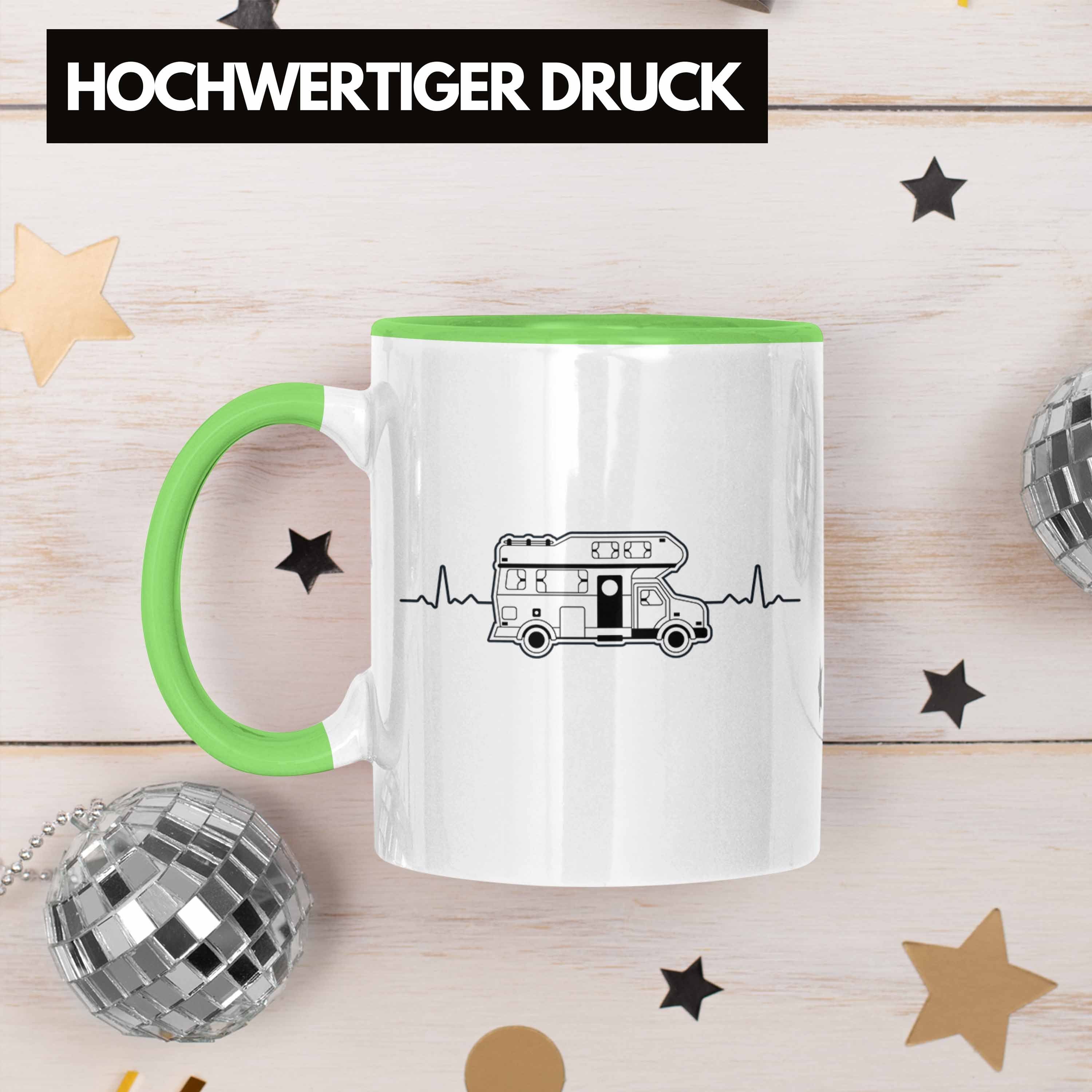 Trendation Tasse Trendation - Wohnwagen Camping Geschenke Campingwagen Oma Tasse Rentner für Wohnmobil Geschenkidee Opa Herzschlag Männer Zubehör Lustig Grün Camper