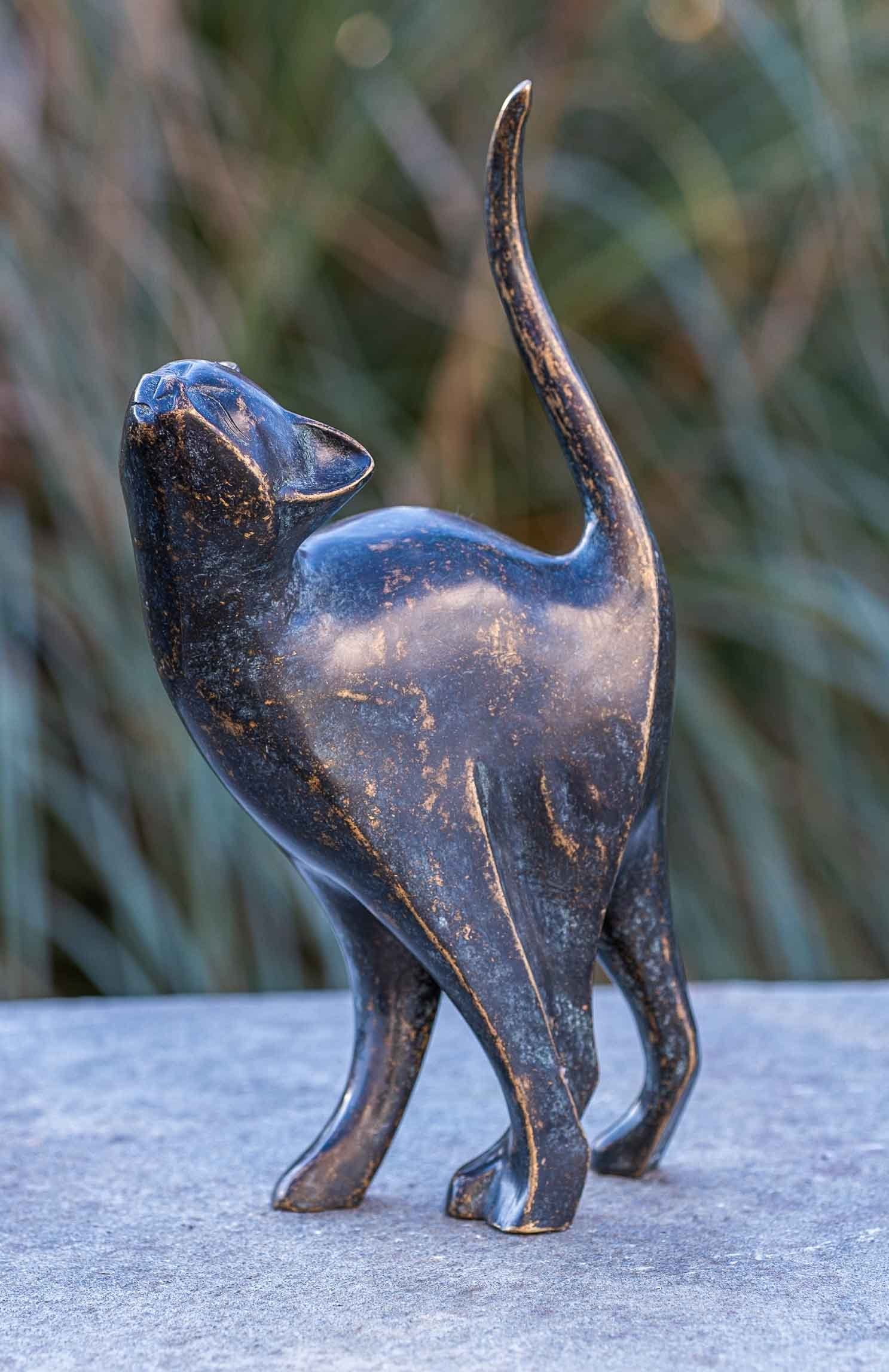 – und Bronze witterungsbeständig Die Regen Moderne Dekofigur gegen robust werden patiniert. UV-Strahlung. Frost, Katze, Langlebig Wachsausschmelzverfahren von – gegossen – Modelle Bronze-Skulptur IDYL Hand sehr in in und IDYL Bronze