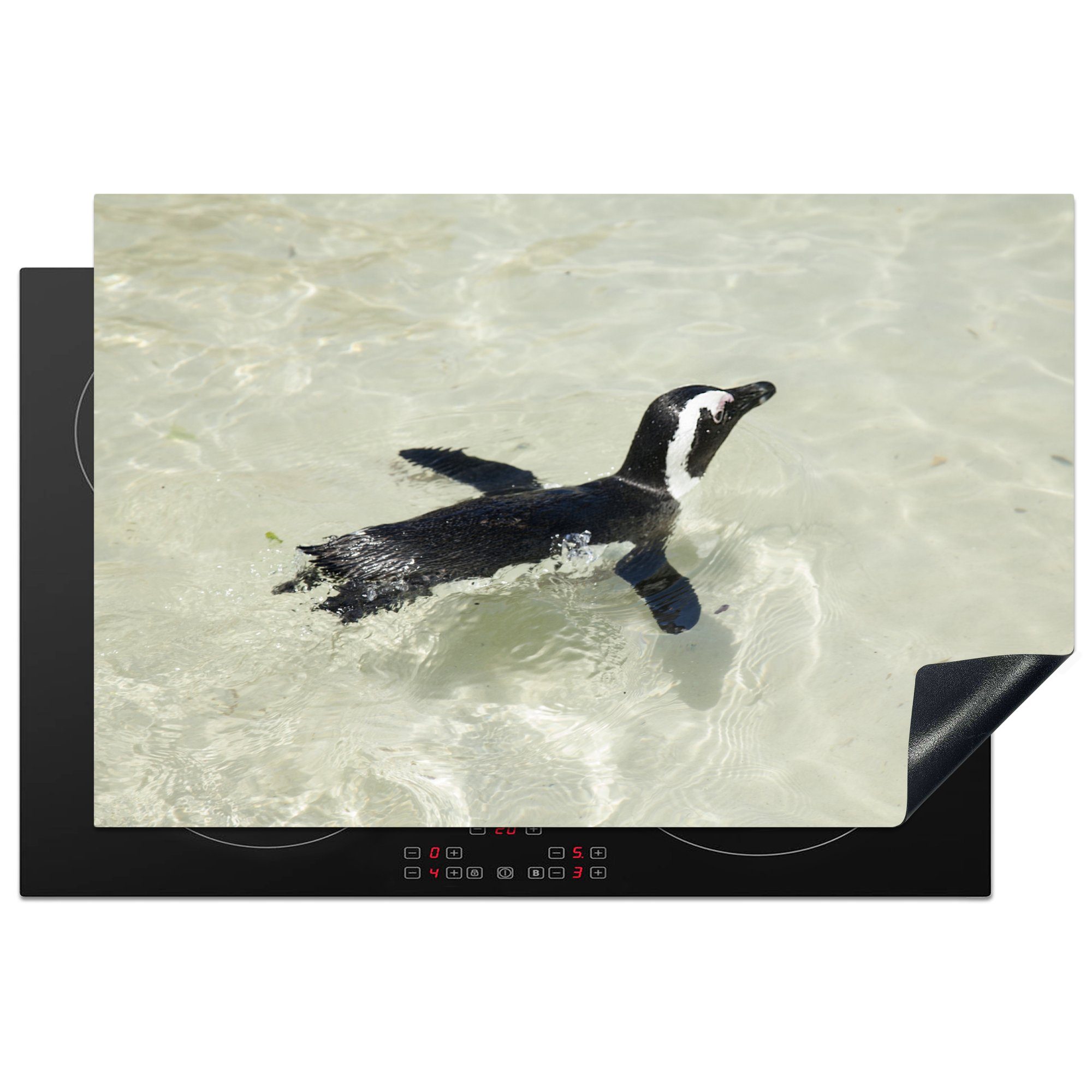 MuchoWow Herdblende-/Abdeckplatte Ein Pinguin schwimmt im klaren blauen Wasser, Vinyl, (1 tlg), 81x52 cm, Induktionskochfeld Schutz für die küche, Ceranfeldabdeckung