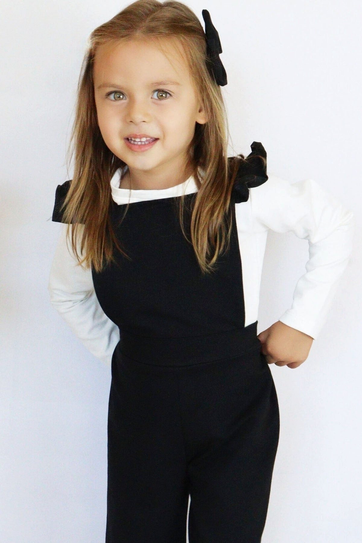 Parla Kids Overall Jumpsuit in Schwarz mit Volantschultern und Haarspange